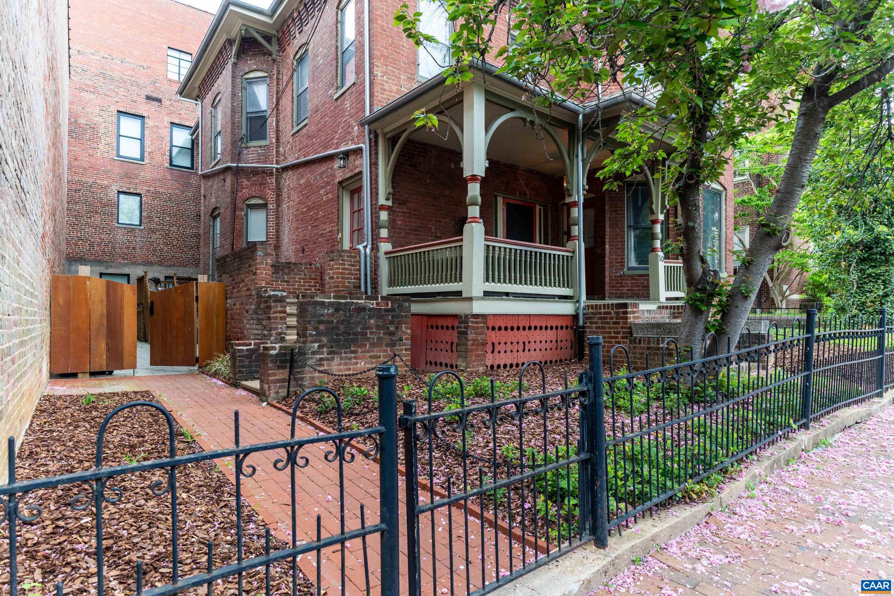 10 N MARKET ST, STAUNTON, Virginia 24401, ,Residential,10 N MARKET ST,676088 MLS # 676088