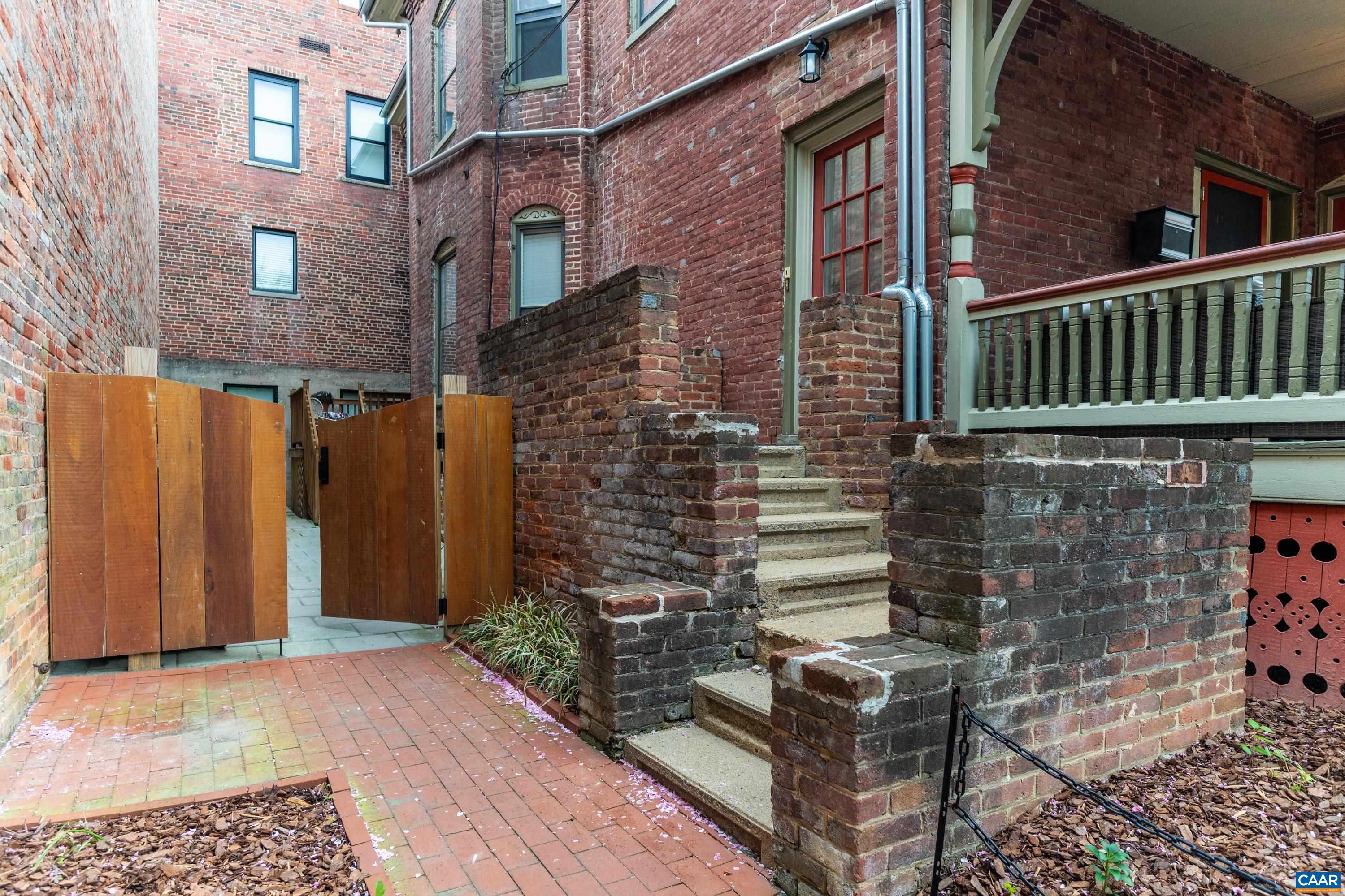 10 N MARKET ST, STAUNTON, Virginia 24401, ,Residential,10 N MARKET ST,676088 MLS # 676088