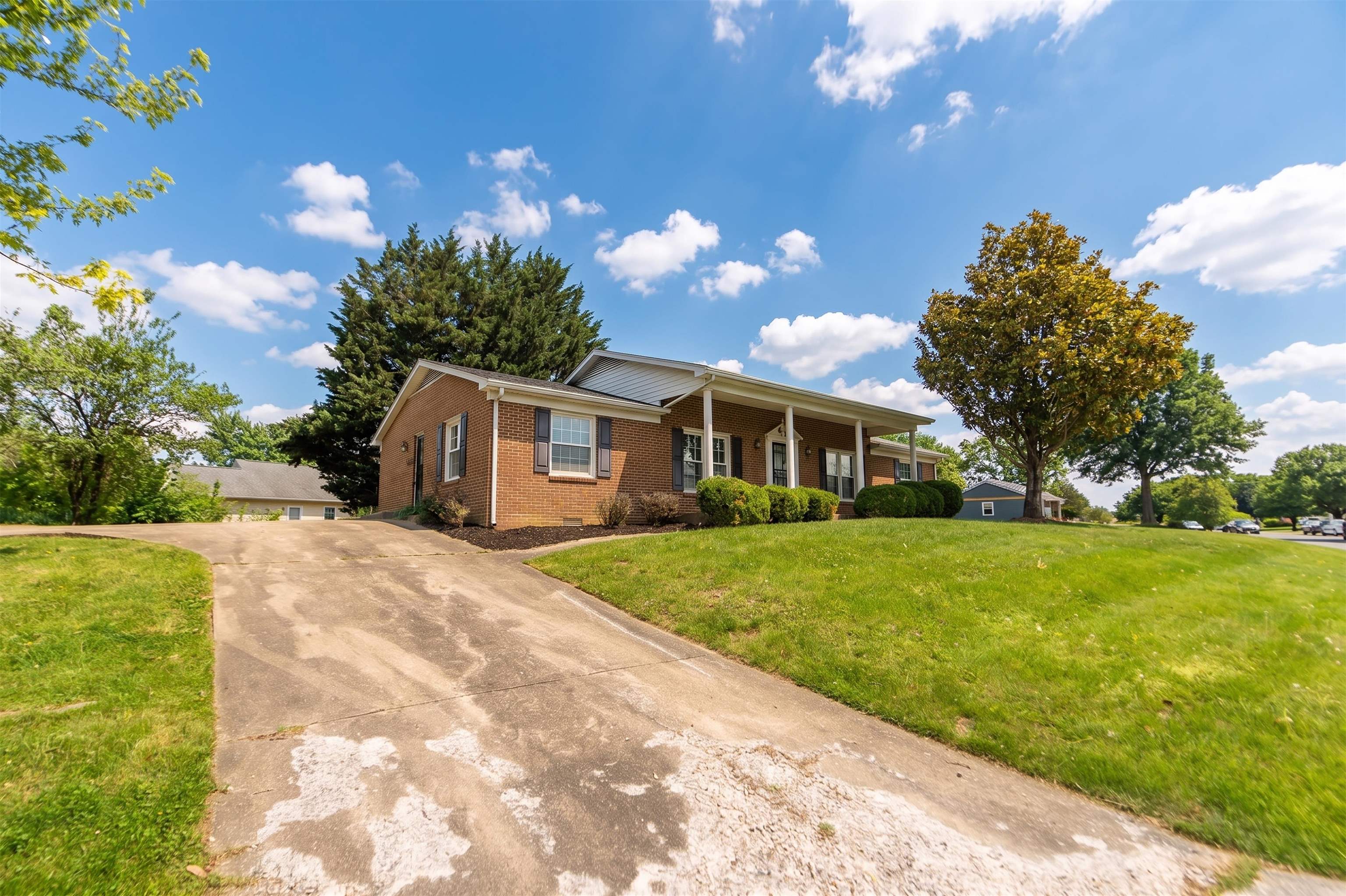 56 IDLEWOOD BLVD, STAUNTON, Virginia 24401, 4 Bedrooms Bedrooms, ,2 BathroomsBathrooms,Residential,56 IDLEWOOD BLVD,676153 MLS # 676153