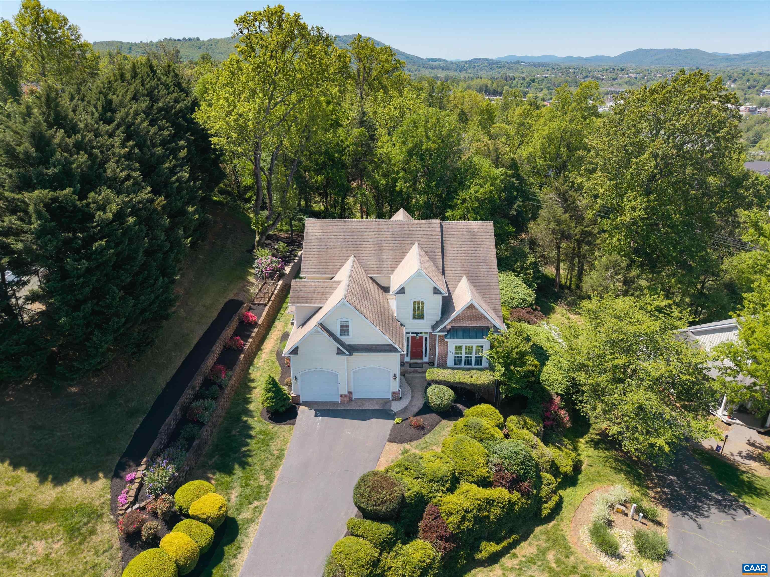 129 FONTANA CT, CHARLOTTESVILLE, Virginia 22911, 5 Bedrooms Bedrooms, ,4 BathroomsBathrooms,Residential,129 FONTANA CT,676041 MLS # 676041