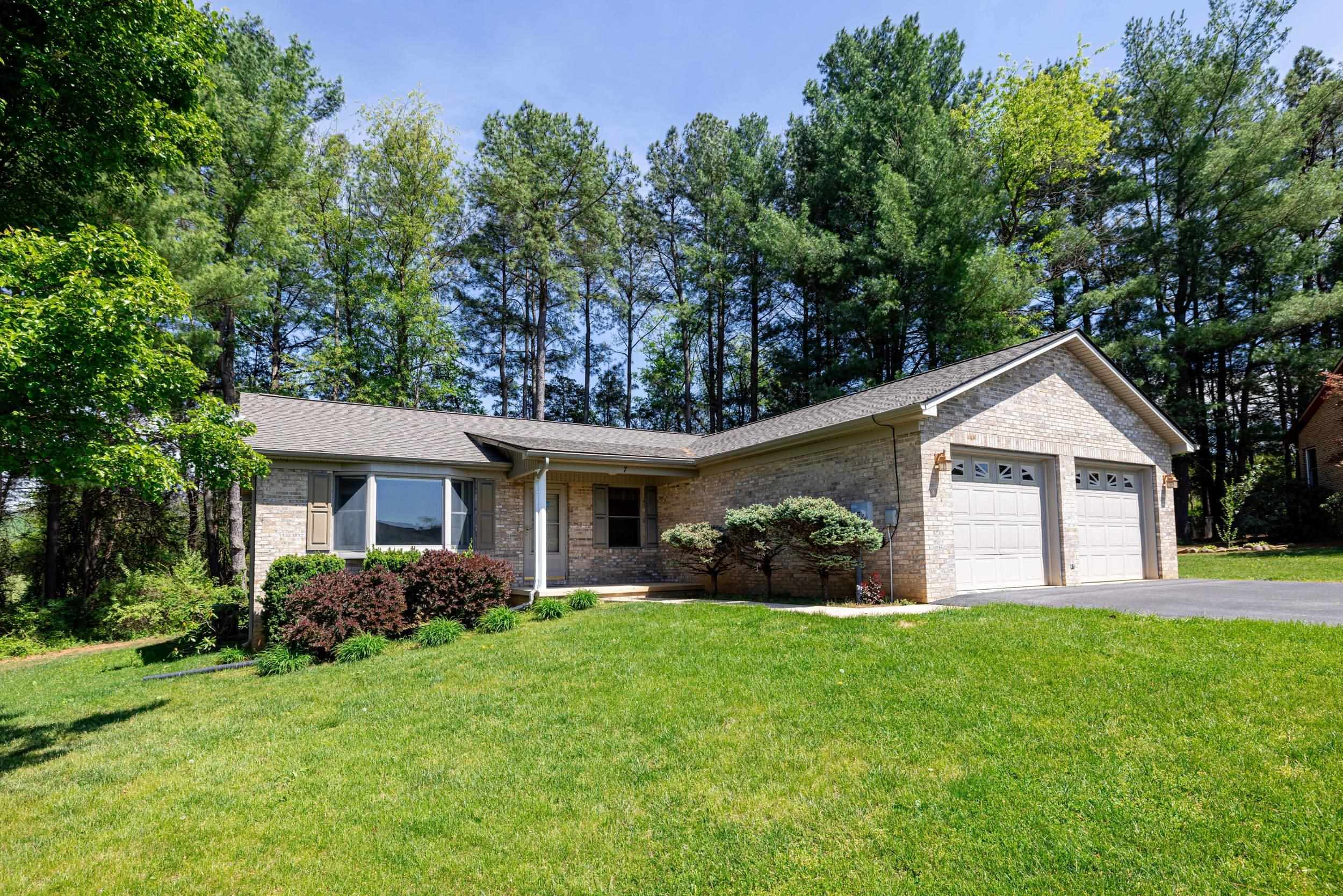 7 BLUE RIDGE CT, LURAY, Virginia 22835, 3 Bedrooms Bedrooms, ,2 BathroomsBathrooms,Residential,7 BLUE RIDGE CT,676188 MLS # 676188