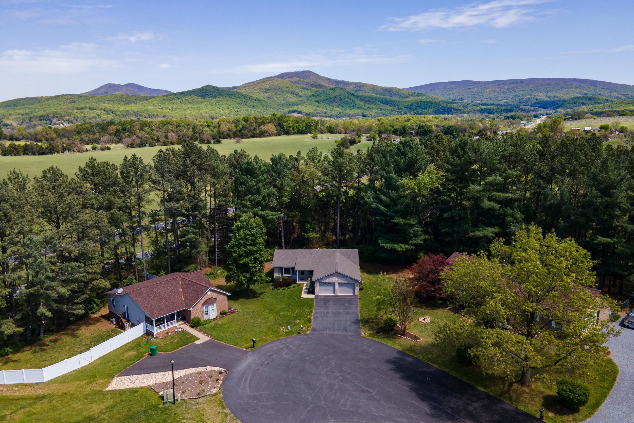 7 BLUE RIDGE CT, LURAY, Virginia 22835, 3 Bedrooms Bedrooms, ,2 BathroomsBathrooms,Residential,7 BLUE RIDGE CT,676188 MLS # 676188