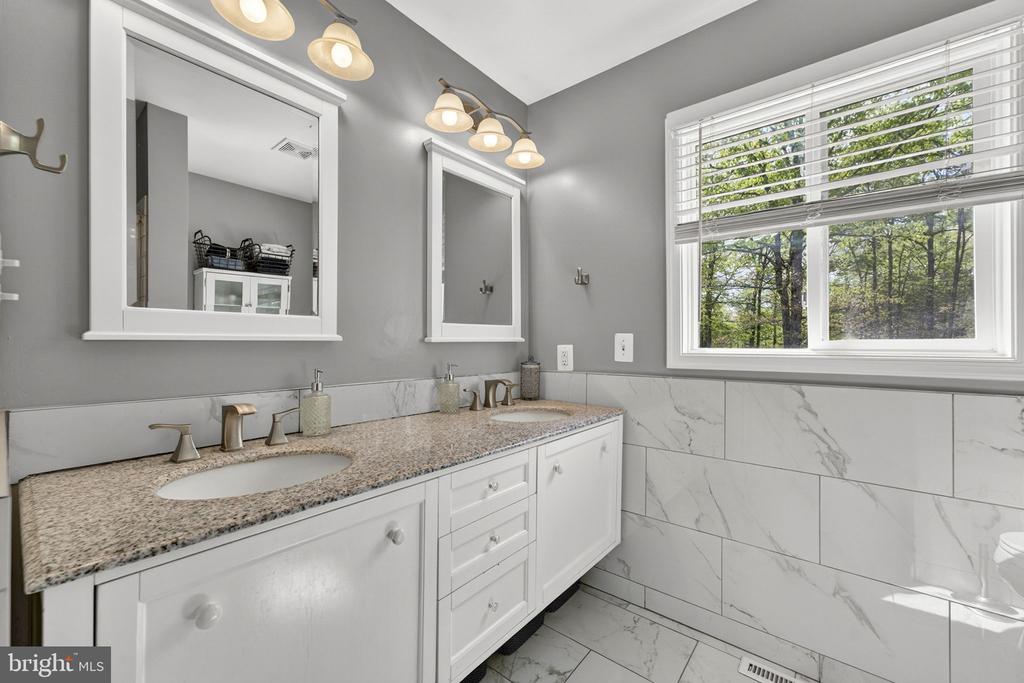 9396 DONNYBROOK DR, MIDLAND, Virginia 22728, 3 Bedrooms Bedrooms, ,2 BathroomsBathrooms,Residential,9396 DONNYBROOK DR,VAFQ2021626 MLS # VAFQ2021626