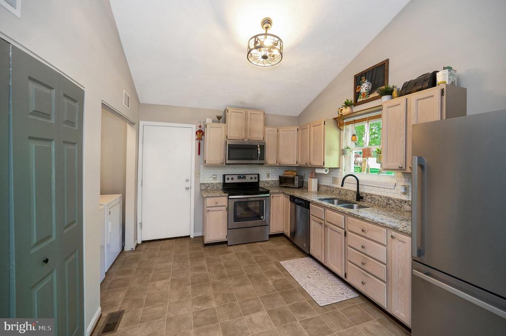 214 SAND TRAP LN, LOCUST GROVE, Virginia 22508, 3 Bedrooms Bedrooms, ,2 BathroomsBathrooms,Residential,LAKE OF THE WOODS,214 SAND TRAP LN,VAOR2013914 MLS # VAOR2013914