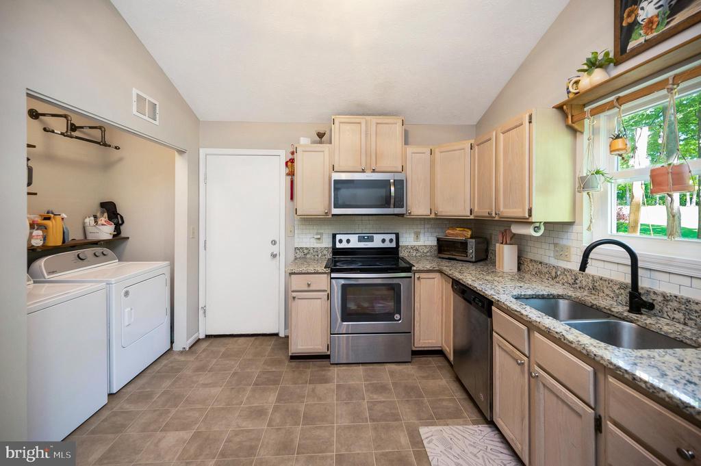 214 SAND TRAP LN, LOCUST GROVE, Virginia 22508, 3 Bedrooms Bedrooms, ,2 BathroomsBathrooms,Residential,LAKE OF THE WOODS,214 SAND TRAP LN,VAOR2013914 MLS # VAOR2013914