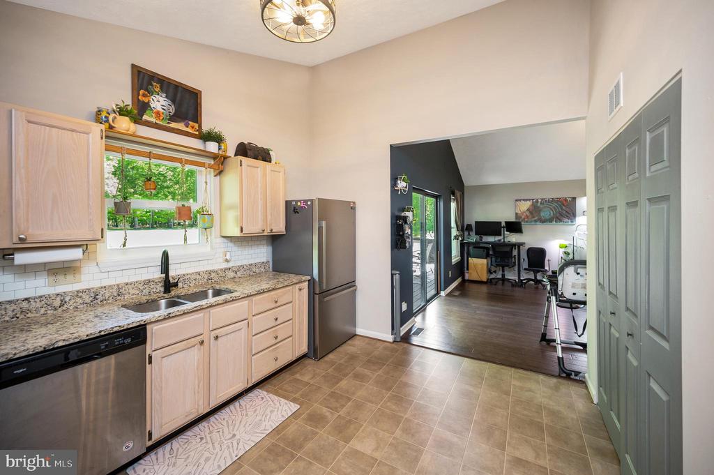 214 SAND TRAP LN, LOCUST GROVE, Virginia 22508, 3 Bedrooms Bedrooms, ,2 BathroomsBathrooms,Residential,LAKE OF THE WOODS,214 SAND TRAP LN,VAOR2013914 MLS # VAOR2013914