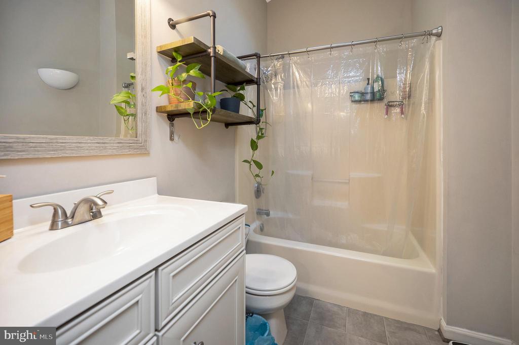 214 SAND TRAP LN, LOCUST GROVE, Virginia 22508, 3 Bedrooms Bedrooms, ,2 BathroomsBathrooms,Residential,LAKE OF THE WOODS,214 SAND TRAP LN,VAOR2013914 MLS # VAOR2013914