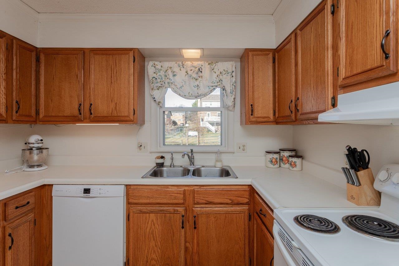 25 EMERY ST, HARRISONBURG, Virginia 22801, 3 Bedrooms Bedrooms, ,2 BathroomsBathrooms,Residential,25 EMERY ST,676096 MLS # 676096