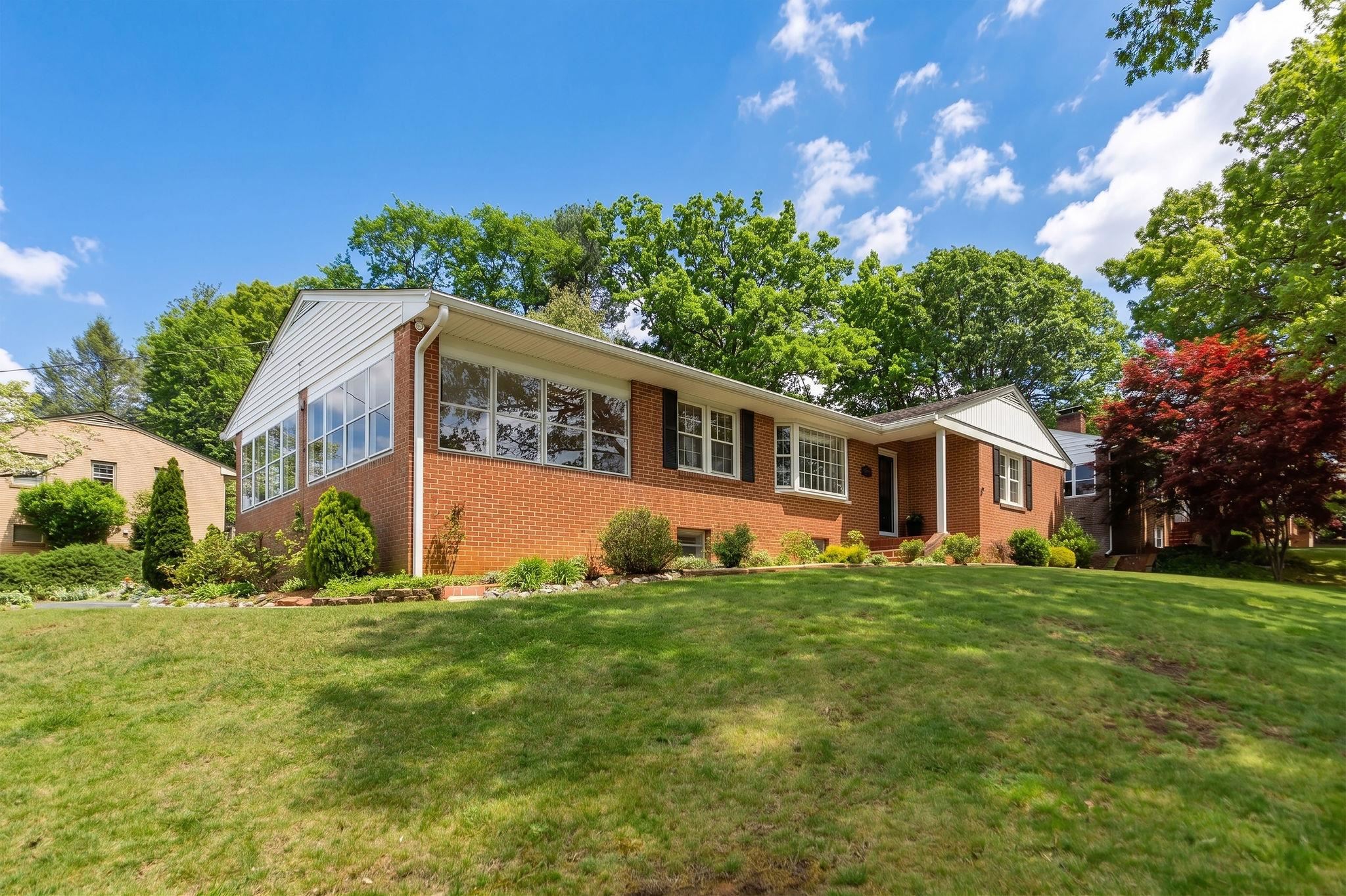 525 ROBIN ST, STAUNTON, Virginia 24401, 3 Bedrooms Bedrooms, ,2 BathroomsBathrooms,Residential,525 ROBIN ST,676197 MLS # 676197