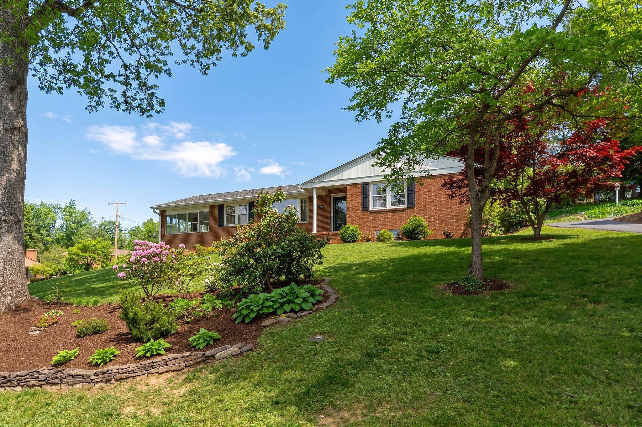 525 ROBIN ST, STAUNTON, Virginia 24401, 3 Bedrooms Bedrooms, ,2 BathroomsBathrooms,Residential,525 ROBIN ST,676197 MLS # 676197