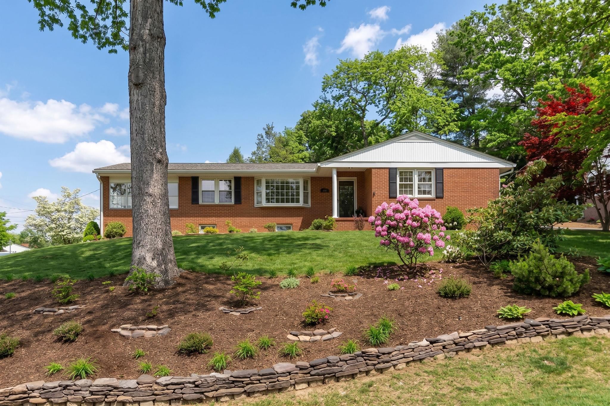 525 ROBIN ST, STAUNTON, Virginia 24401, 3 Bedrooms Bedrooms, ,2 BathroomsBathrooms,Residential,525 ROBIN ST,676197 MLS # 676197