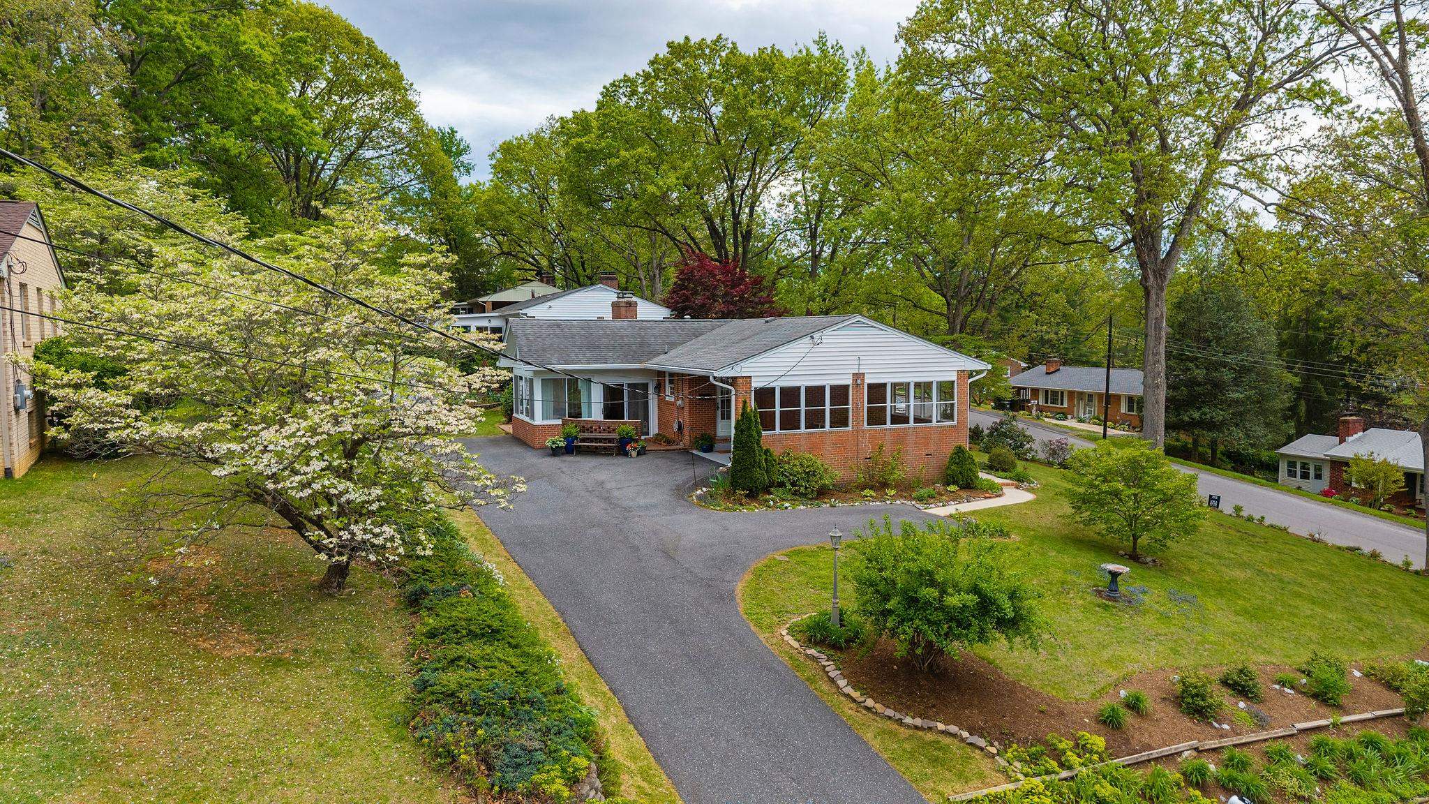 525 ROBIN ST, STAUNTON, Virginia 24401, 3 Bedrooms Bedrooms, ,2 BathroomsBathrooms,Residential,525 ROBIN ST,676197 MLS # 676197