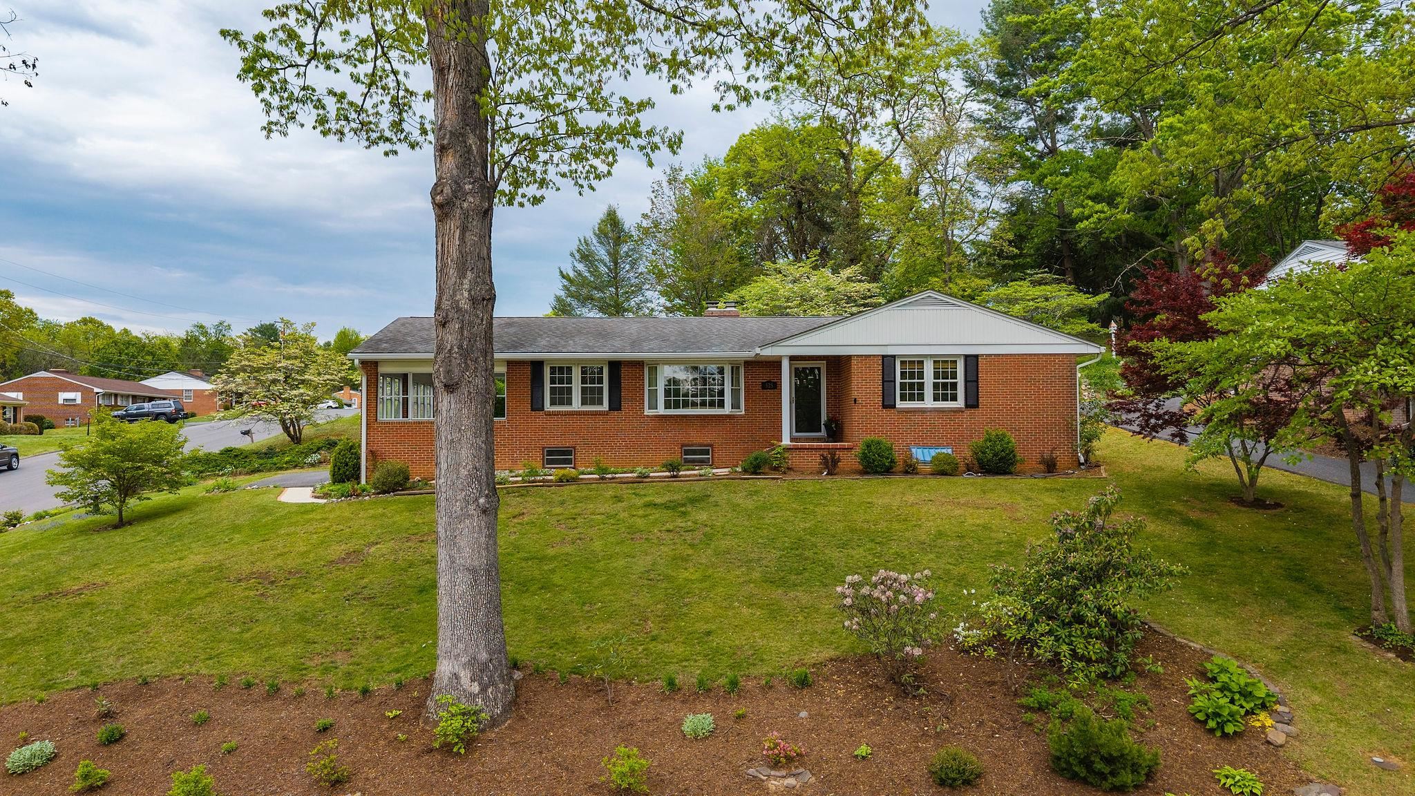 525 ROBIN ST, STAUNTON, Virginia 24401, 3 Bedrooms Bedrooms, ,2 BathroomsBathrooms,Residential,525 ROBIN ST,676197 MLS # 676197