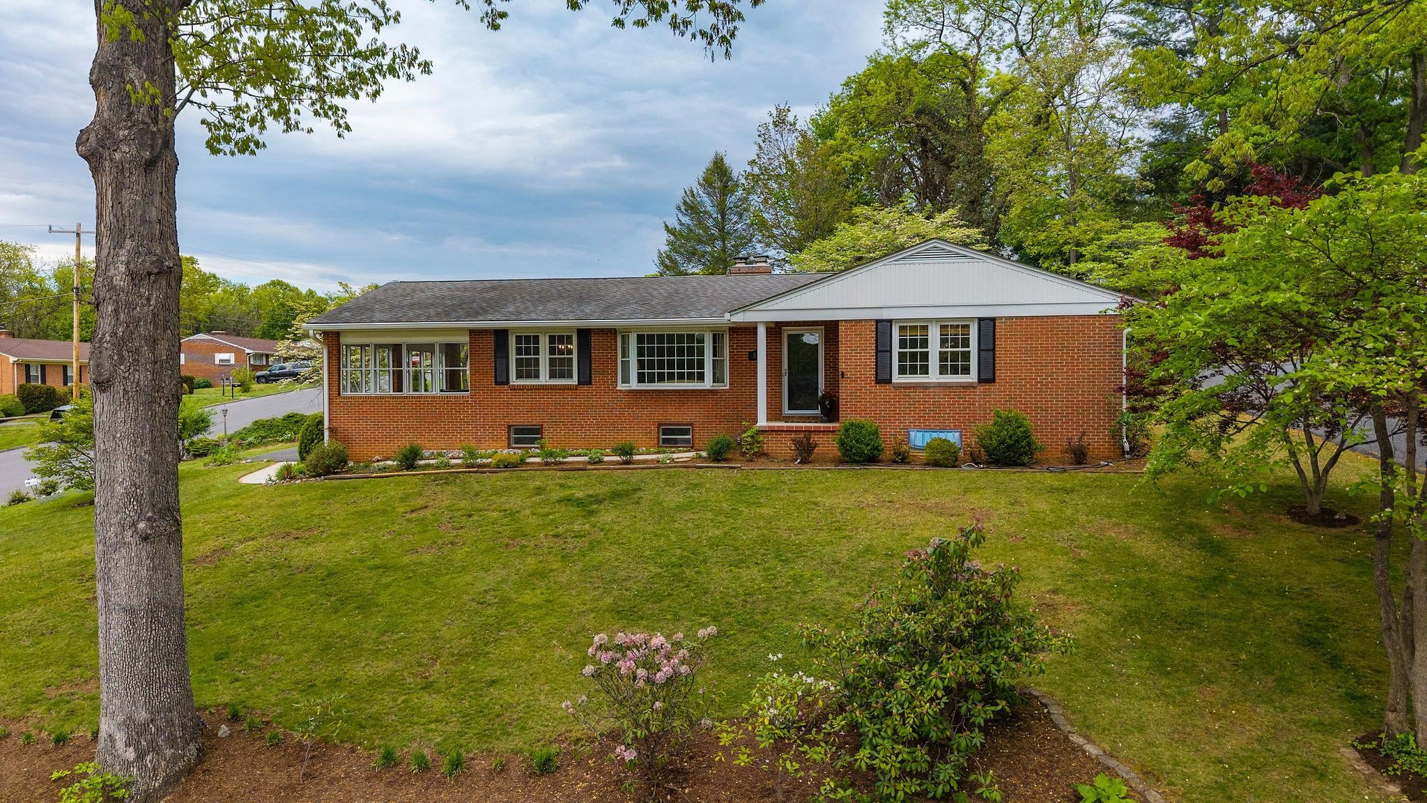 525 ROBIN ST, STAUNTON, Virginia 24401, 3 Bedrooms Bedrooms, ,2 BathroomsBathrooms,Residential,525 ROBIN ST,676197 MLS # 676197