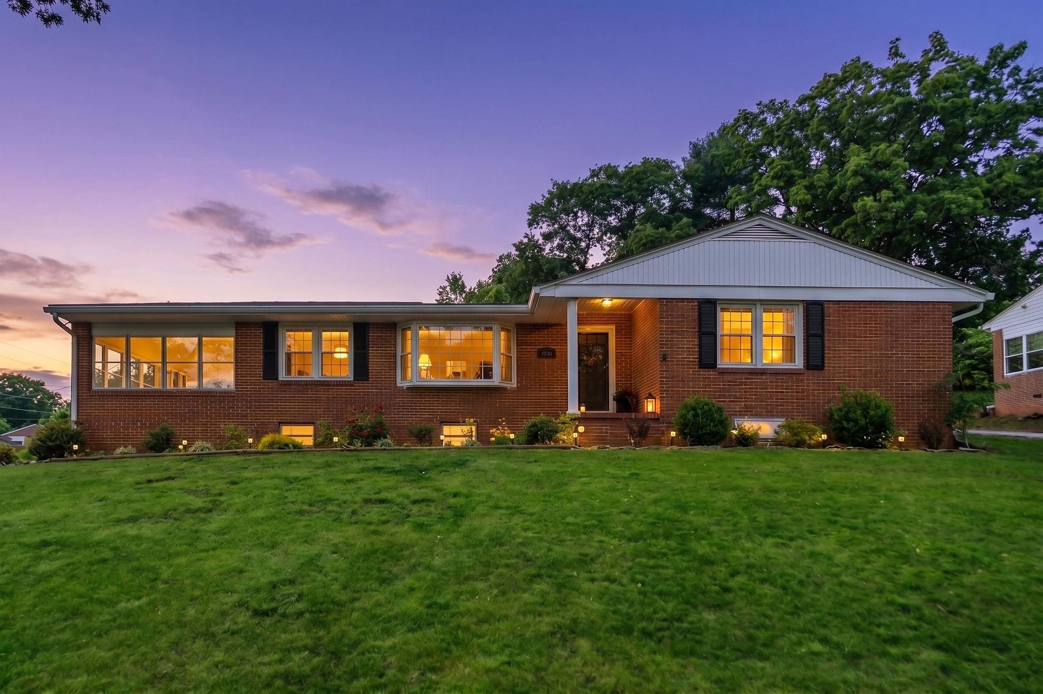 525 ROBIN ST, STAUNTON, Virginia 24401, 3 Bedrooms Bedrooms, ,2 BathroomsBathrooms,Residential,525 ROBIN ST,676197 MLS # 676197