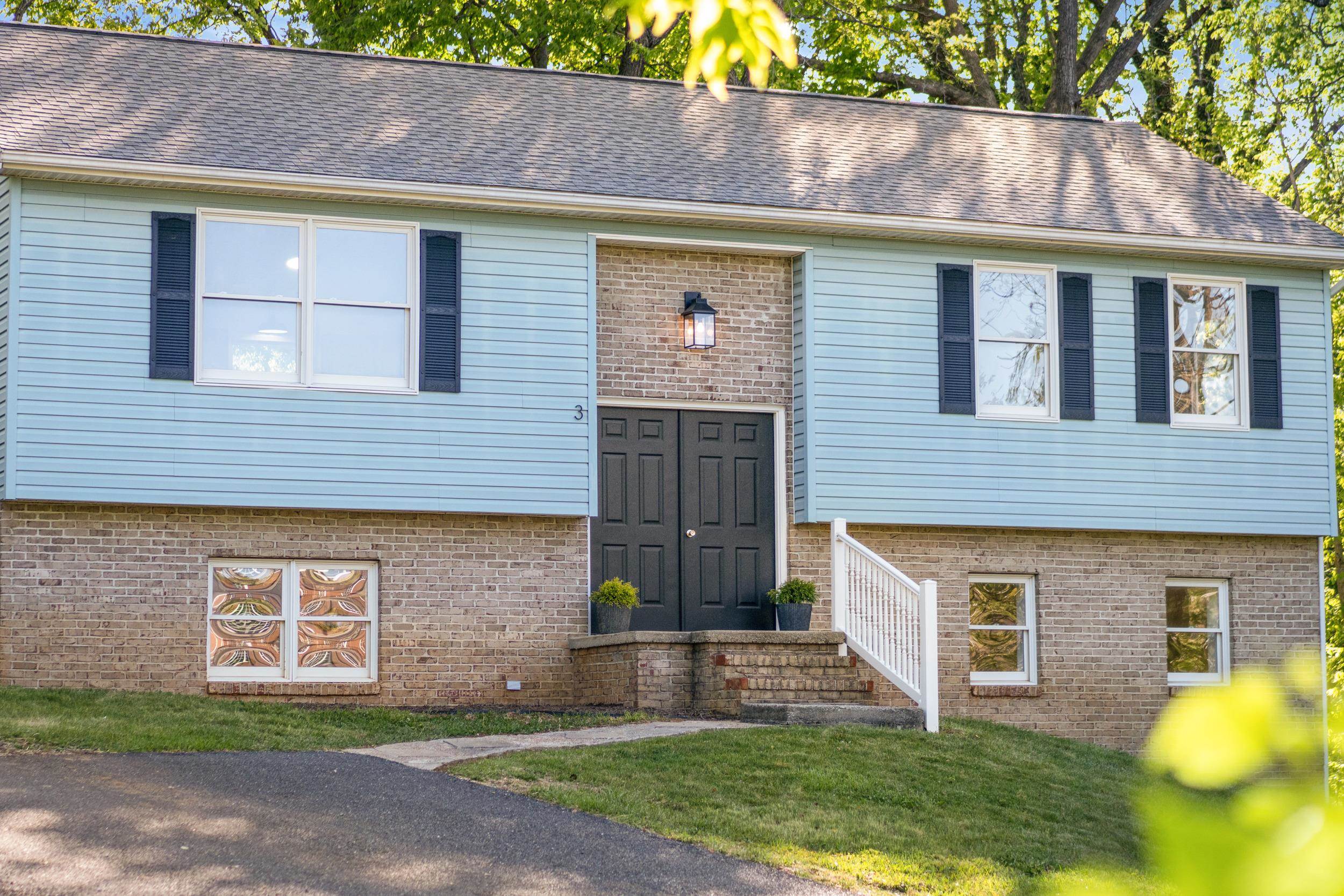 3 SULLIVAN ST, STAUNTON, Virginia 24401, 3 Bedrooms Bedrooms, ,2 BathroomsBathrooms,Residential,3 SULLIVAN ST,676198 MLS # 676198