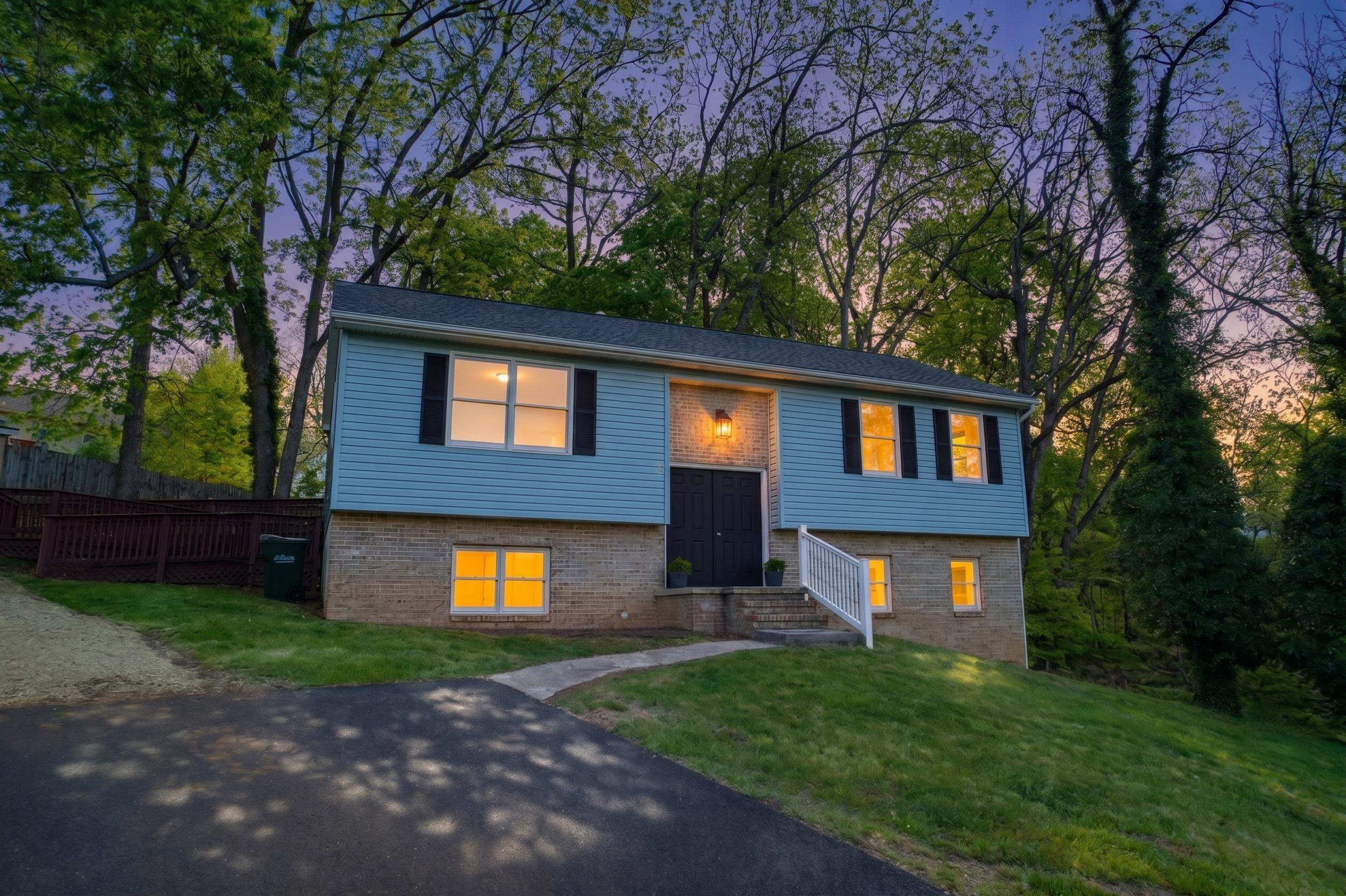 3 SULLIVAN ST, STAUNTON, Virginia 24401, 3 Bedrooms Bedrooms, ,2 BathroomsBathrooms,Residential,3 SULLIVAN ST,676198 MLS # 676198