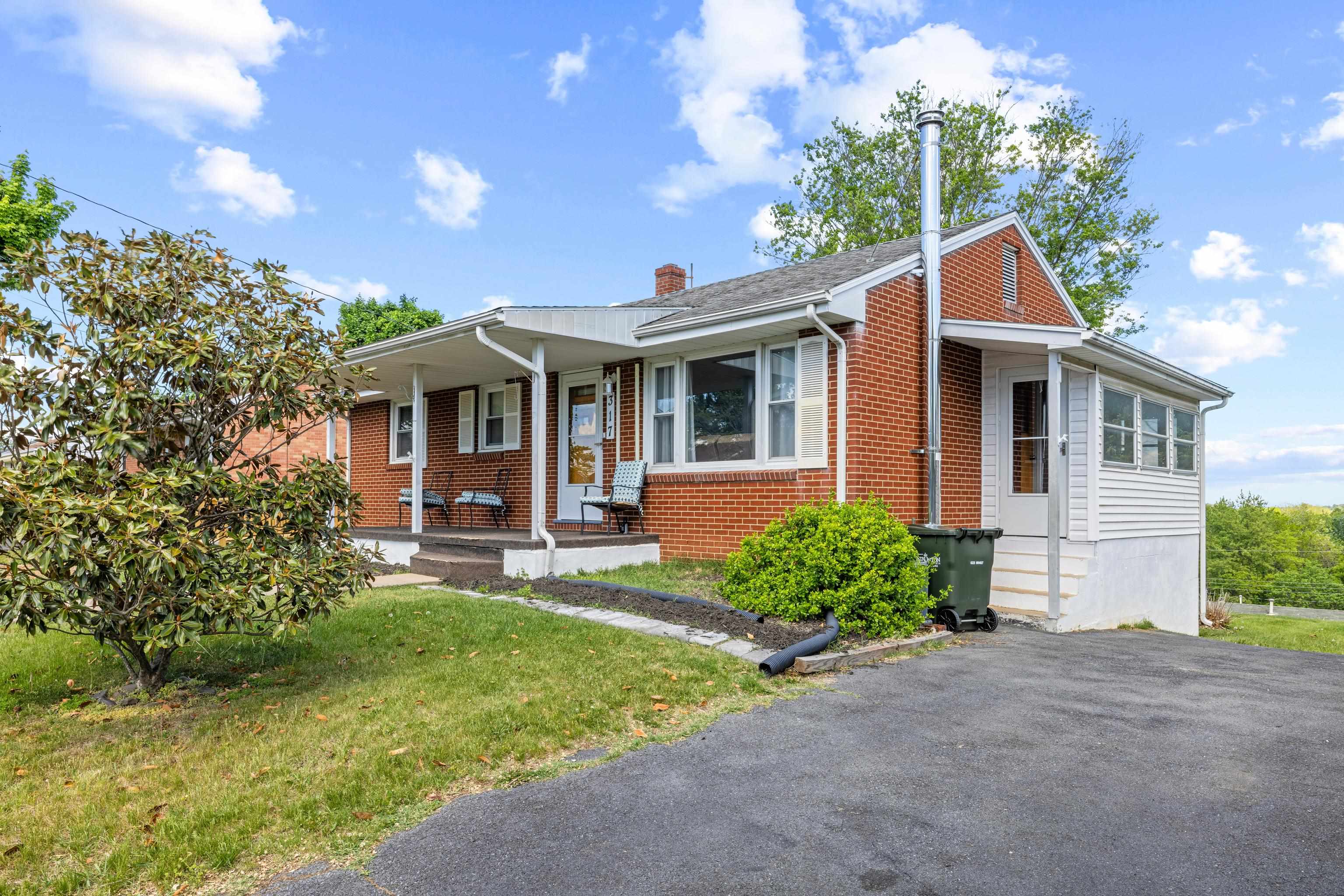 317 RIDGE RD, STAUNTON, Virginia 24401, 2 Bedrooms Bedrooms, ,1 BathroomBathrooms,Residential,317 RIDGE RD,676199 MLS # 676199