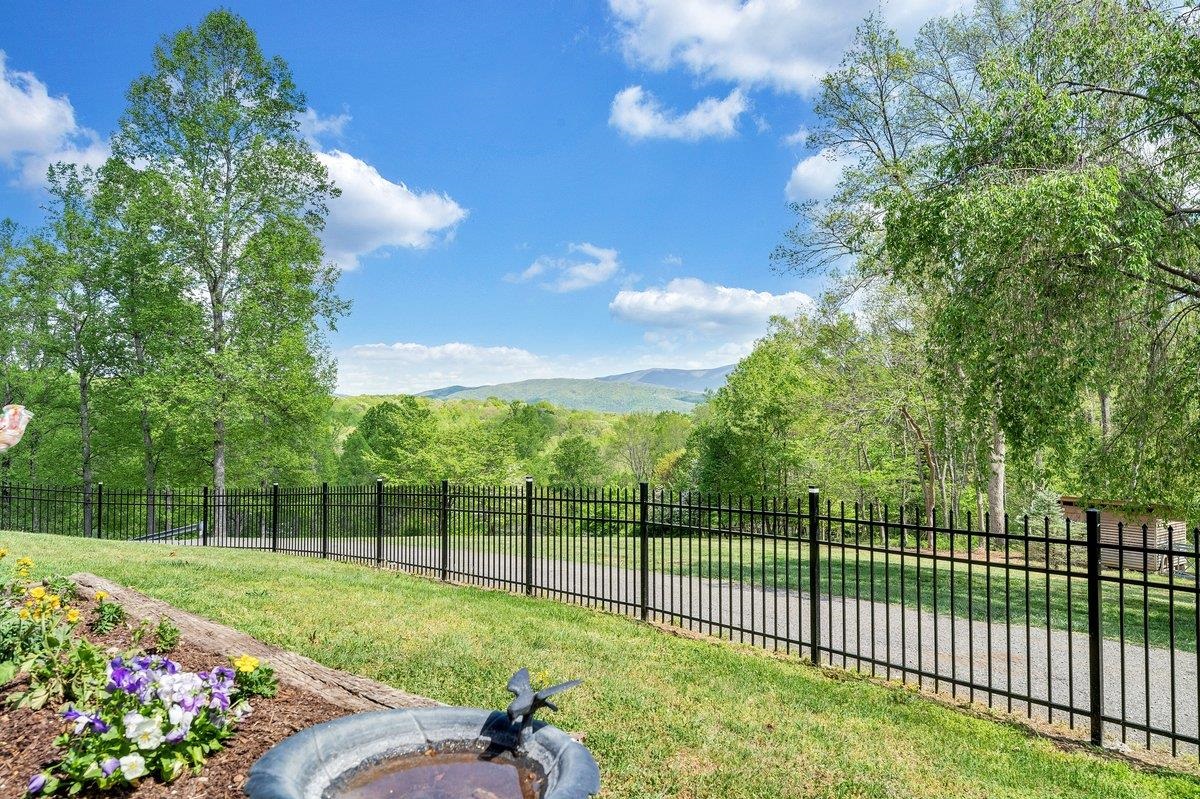 649 GREYLEDGE RD, BUCHANAN, Virginia 24066, 3 Bedrooms Bedrooms, ,4 BathroomsBathrooms,Residential,649 GREYLEDGE RD,676201 MLS # 676201