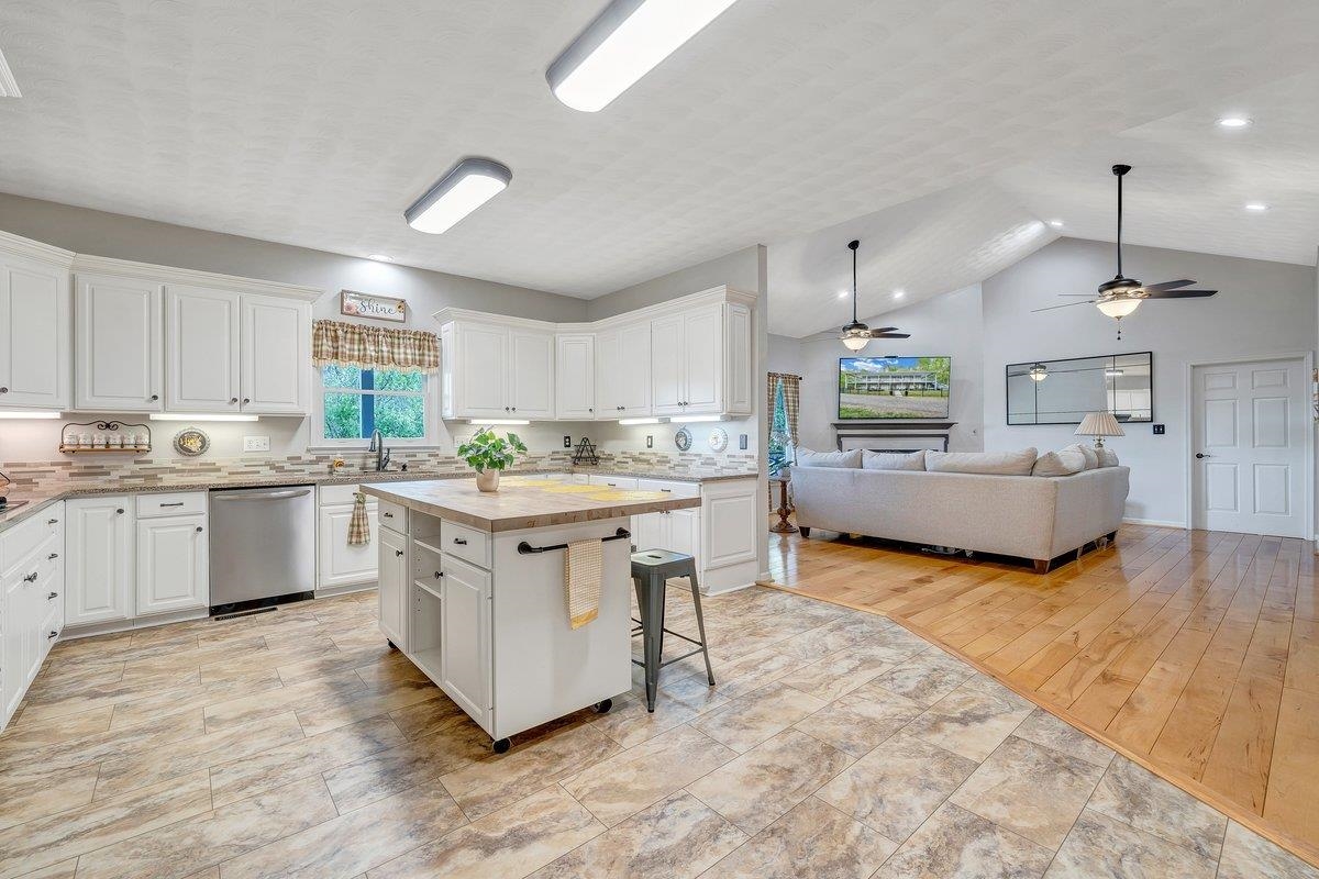 649 GREYLEDGE RD, BUCHANAN, Virginia 24066, 3 Bedrooms Bedrooms, ,4 BathroomsBathrooms,Residential,649 GREYLEDGE RD,676201 MLS # 676201