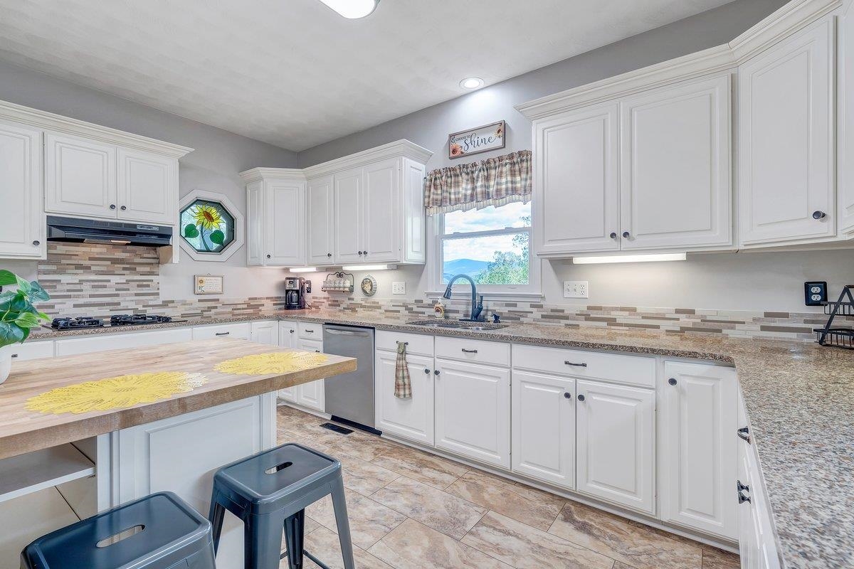 649 GREYLEDGE RD, BUCHANAN, Virginia 24066, 3 Bedrooms Bedrooms, ,4 BathroomsBathrooms,Residential,649 GREYLEDGE RD,676201 MLS # 676201