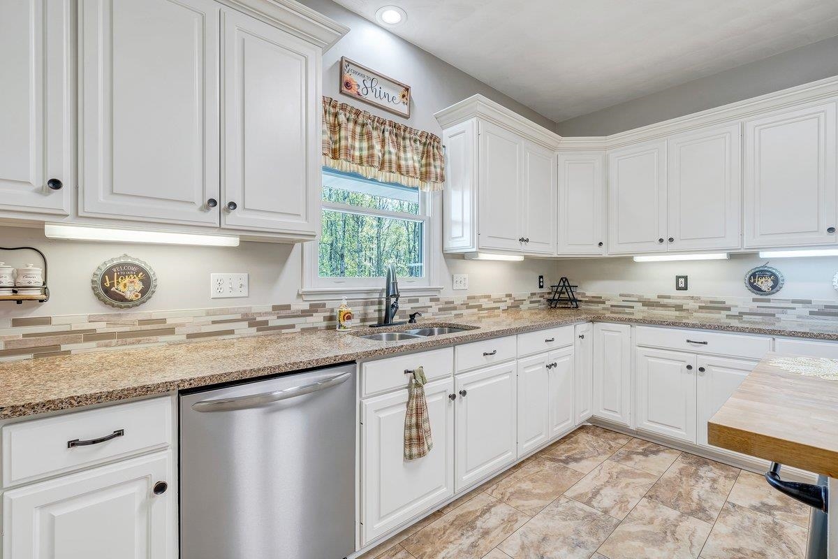 649 GREYLEDGE RD, BUCHANAN, Virginia 24066, 3 Bedrooms Bedrooms, ,4 BathroomsBathrooms,Residential,649 GREYLEDGE RD,676201 MLS # 676201