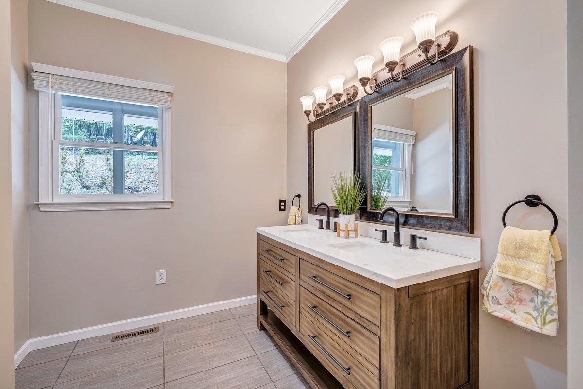 649 GREYLEDGE RD, BUCHANAN, Virginia 24066, 3 Bedrooms Bedrooms, ,4 BathroomsBathrooms,Residential,649 GREYLEDGE RD,676201 MLS # 676201