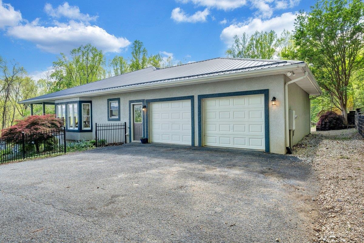 649 GREYLEDGE RD, BUCHANAN, Virginia 24066, 3 Bedrooms Bedrooms, ,4 BathroomsBathrooms,Residential,649 GREYLEDGE RD,676201 MLS # 676201