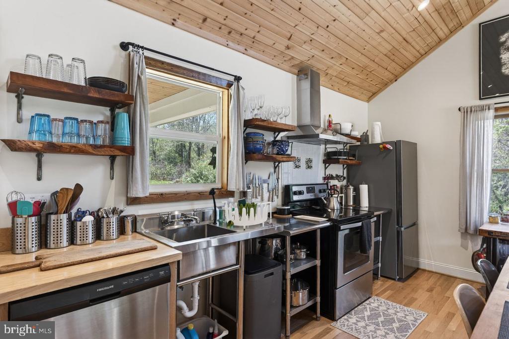 202 LAKE ARROWHEAD RD, LURAY, Virginia 22835, 3 Bedrooms Bedrooms, ,1 BathroomBathrooms,Residential,202 LAKE ARROWHEAD RD,VAPA2006298 MLS # VAPA2006298