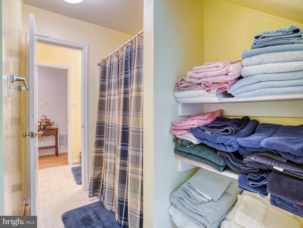 2356 WILDWOOD CIR, AMISSVILLE, Virginia 20106, 3 Bedrooms Bedrooms, ,2 BathroomsBathrooms,Residential,2356 WILDWOOD CIR,VACU2013406 MLS # VACU2013406