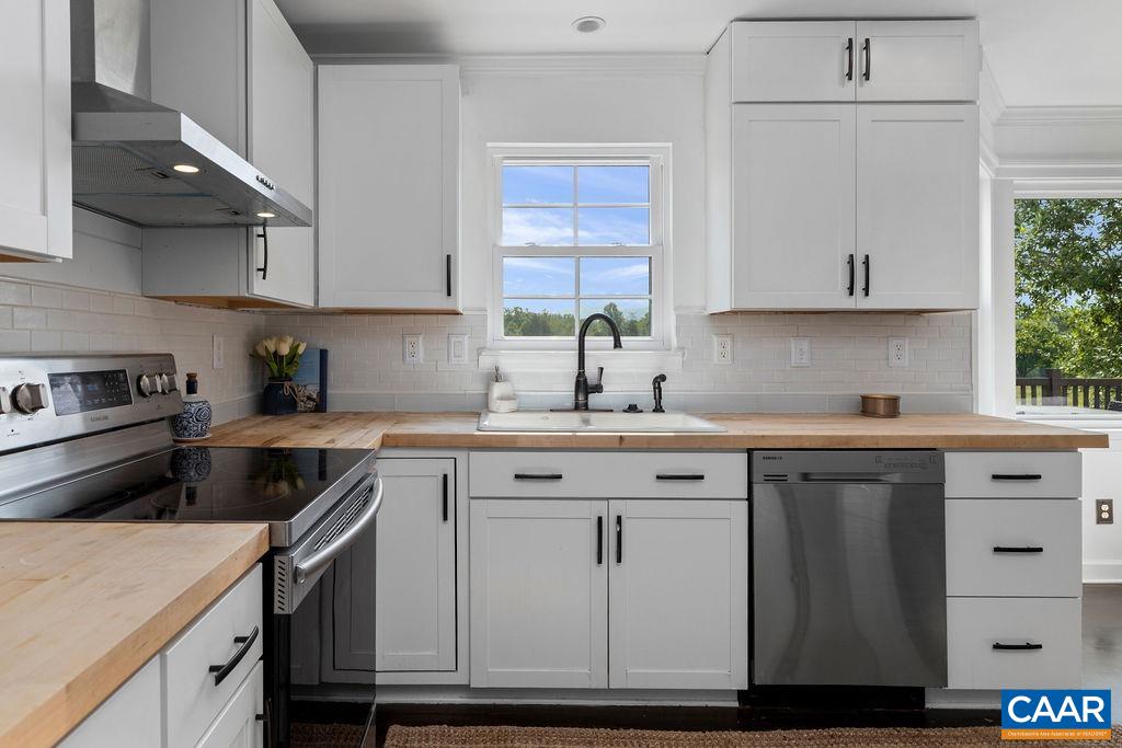 23 LOOKAWAY HILLS DR, AFTON, Virginia 22920, 5 Bedrooms Bedrooms, ,3 BathroomsBathrooms,Residential,23 LOOKAWAY HILLS DR,674039 MLS # 674039