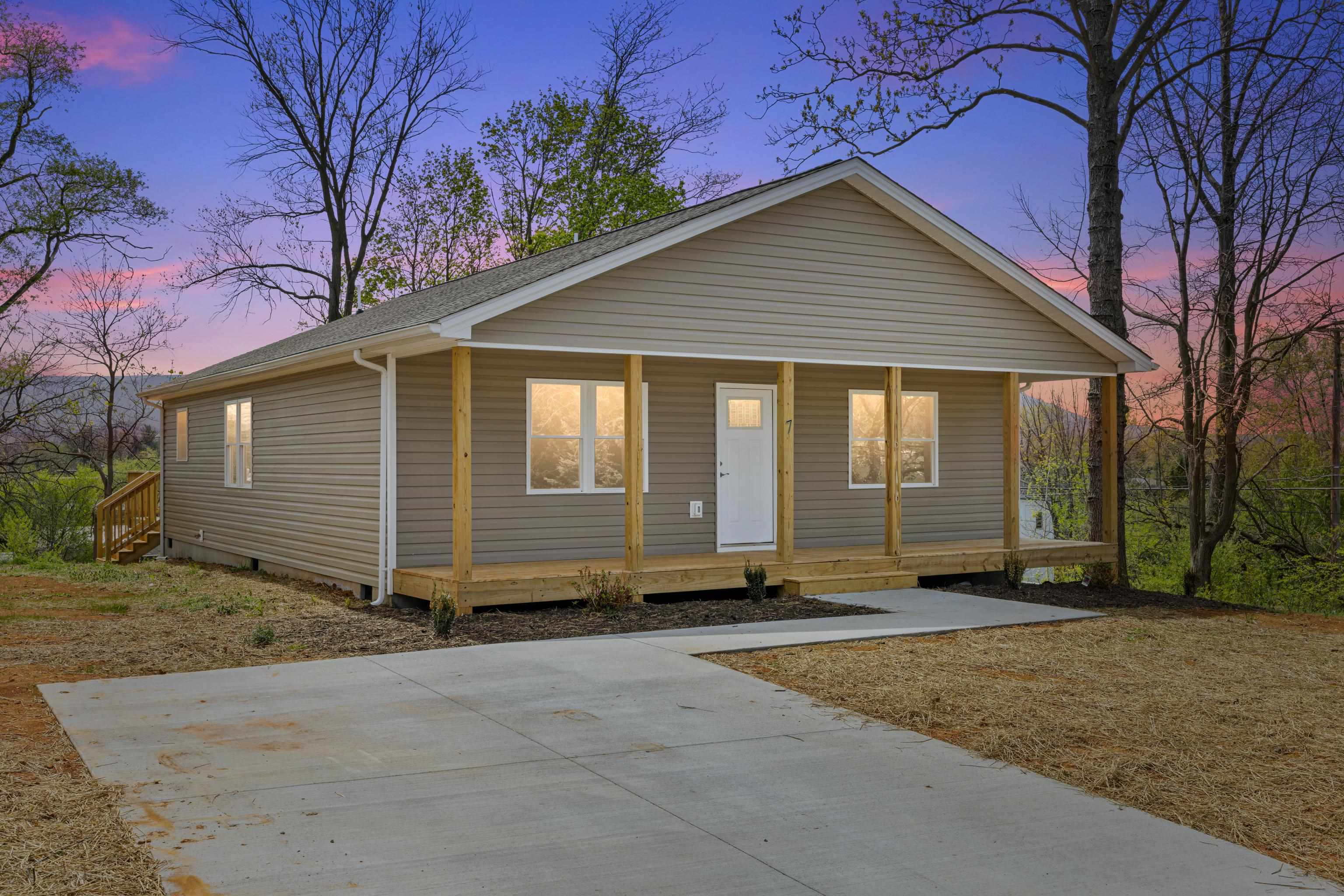 7 WEST HIGH ST, STUARTS DRAFT, Virginia 24477, 3 Bedrooms Bedrooms, ,2 BathroomsBathrooms,Residential,7 WEST HIGH ST,676243 MLS # 676243