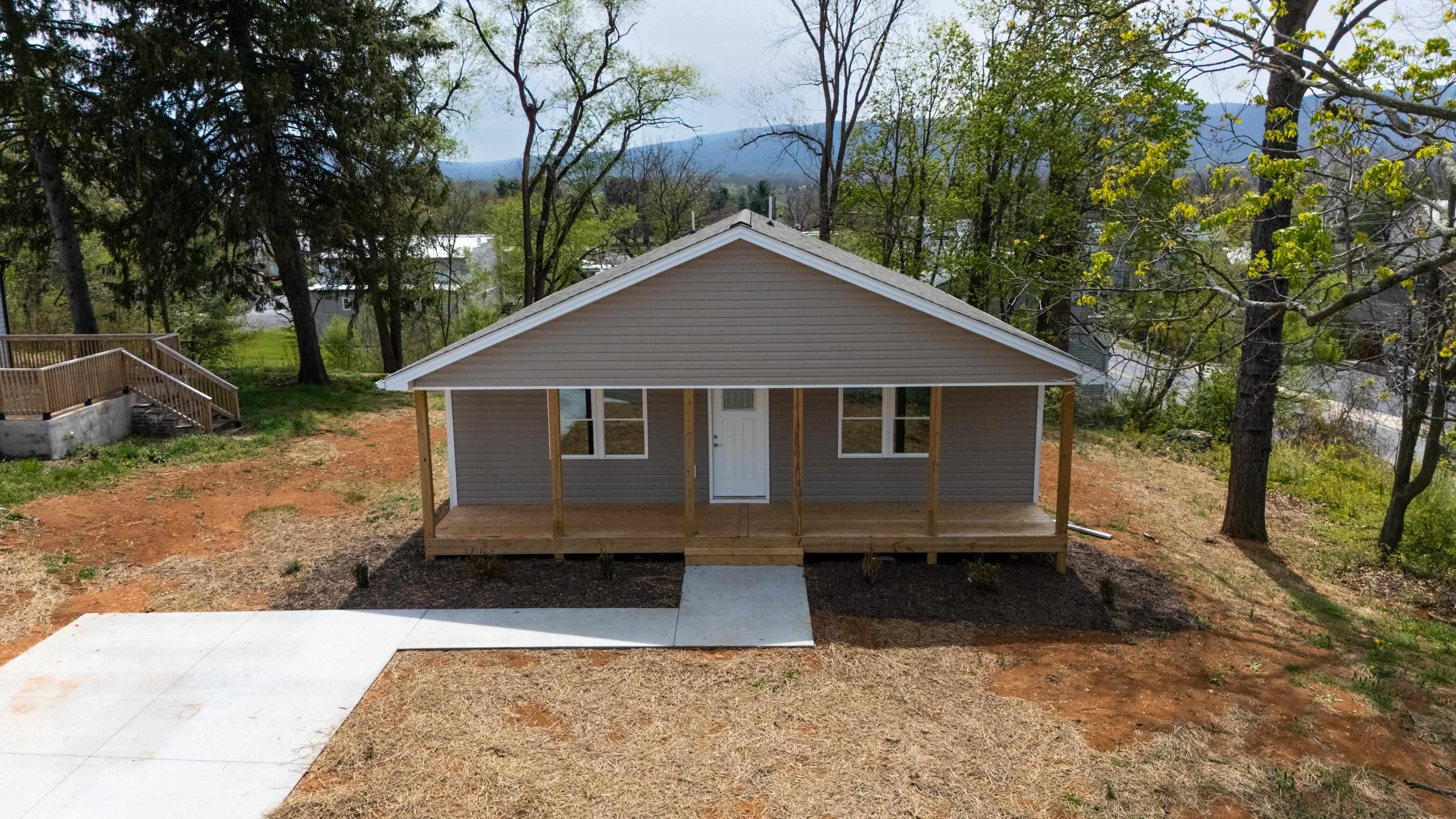 7 WEST HIGH ST, STUARTS DRAFT, Virginia 24477, 3 Bedrooms Bedrooms, ,2 BathroomsBathrooms,Residential,7 WEST HIGH ST,676243 MLS # 676243