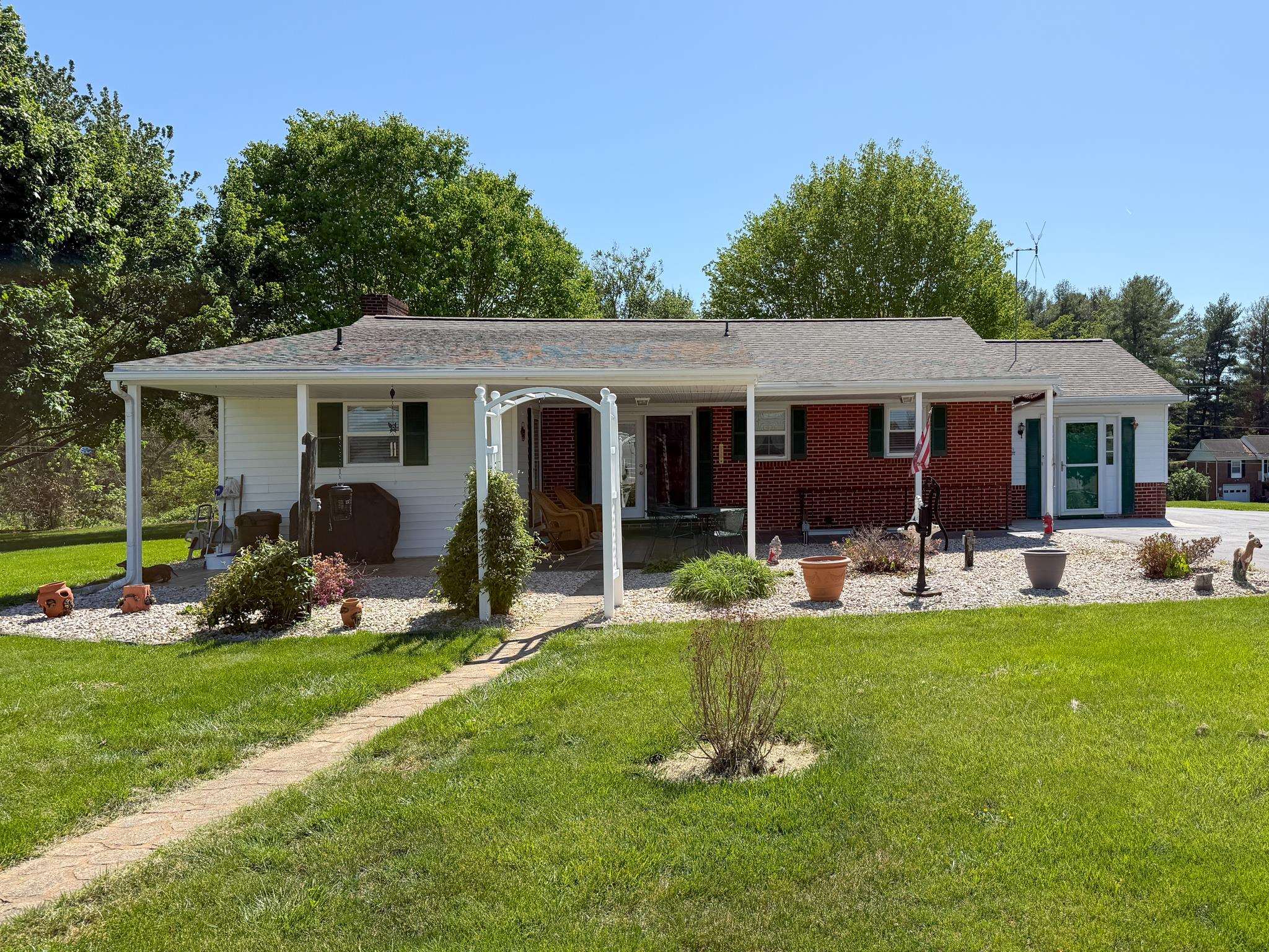 134 GREENVILLE SCHOOL RD, GREENVILLE, Virginia 24440, 3 Bedrooms Bedrooms, ,2 BathroomsBathrooms,Residential,134 GREENVILLE SCHOOL RD,676252 MLS # 676252