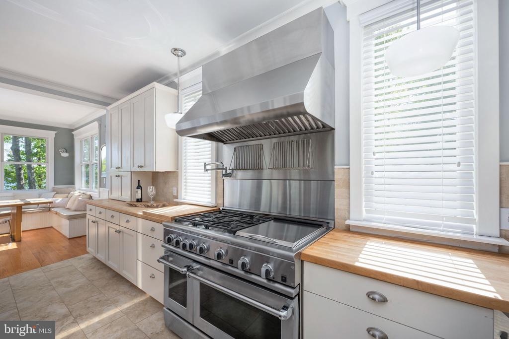 614 CORNWALLIS AVE, LOCUST GROVE, Virginia 22508, 6 Bedrooms Bedrooms, ,5 BathroomsBathrooms,Residential,614 CORNWALLIS AVE,VAOR2013926 MLS # VAOR2013926