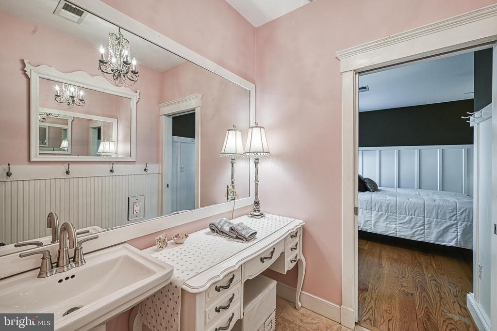 614 CORNWALLIS AVE, LOCUST GROVE, Virginia 22508, 6 Bedrooms Bedrooms, ,5 BathroomsBathrooms,Residential,614 CORNWALLIS AVE,VAOR2013926 MLS # VAOR2013926