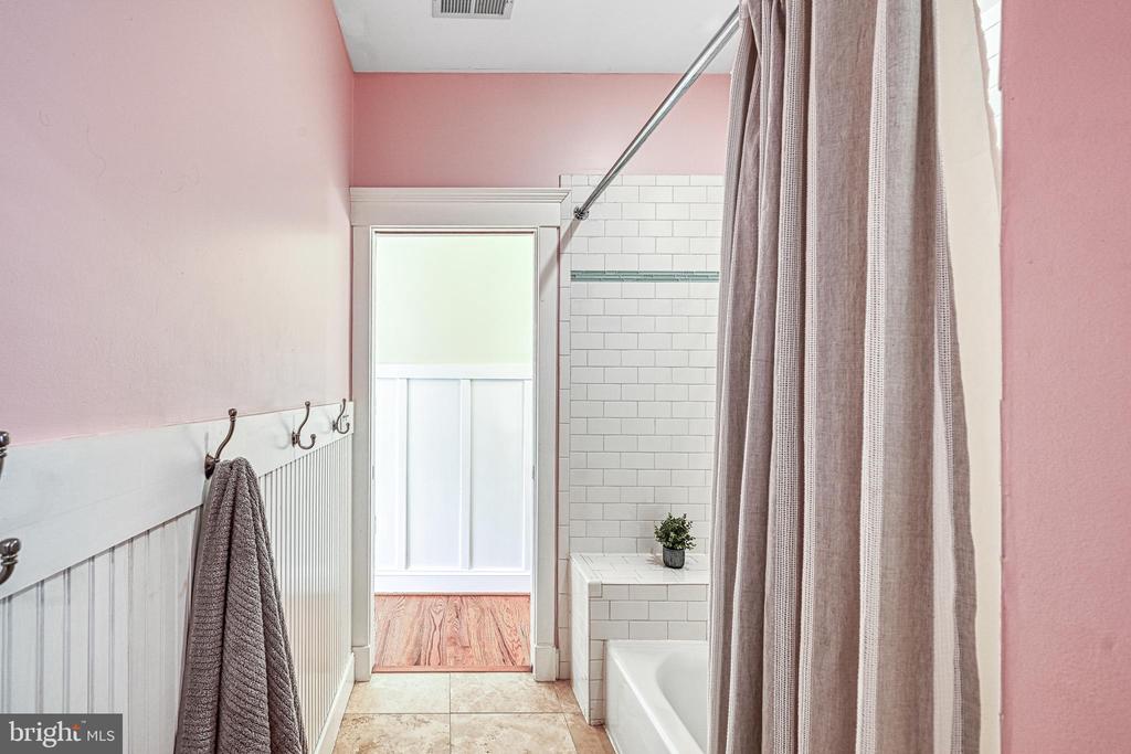 614 CORNWALLIS AVE, LOCUST GROVE, Virginia 22508, 6 Bedrooms Bedrooms, ,5 BathroomsBathrooms,Residential,614 CORNWALLIS AVE,VAOR2013926 MLS # VAOR2013926