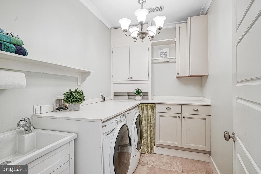 614 CORNWALLIS AVE, LOCUST GROVE, Virginia 22508, 6 Bedrooms Bedrooms, ,5 BathroomsBathrooms,Residential,614 CORNWALLIS AVE,VAOR2013926 MLS # VAOR2013926