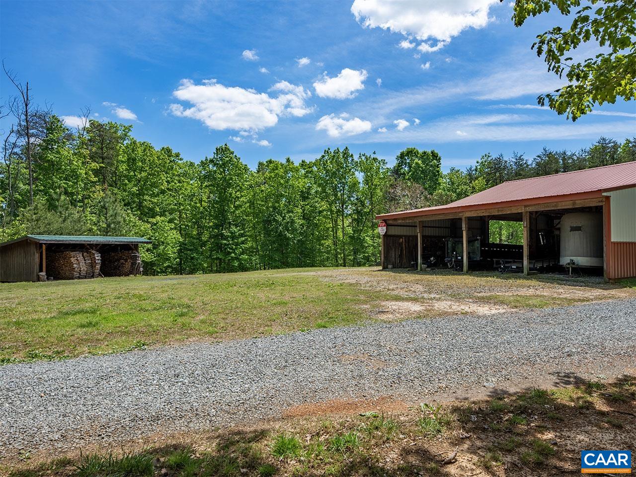 has two bathrooms and one large bedroom (bunk room style) has two bathrooms and one large bedroom (bunk room style)