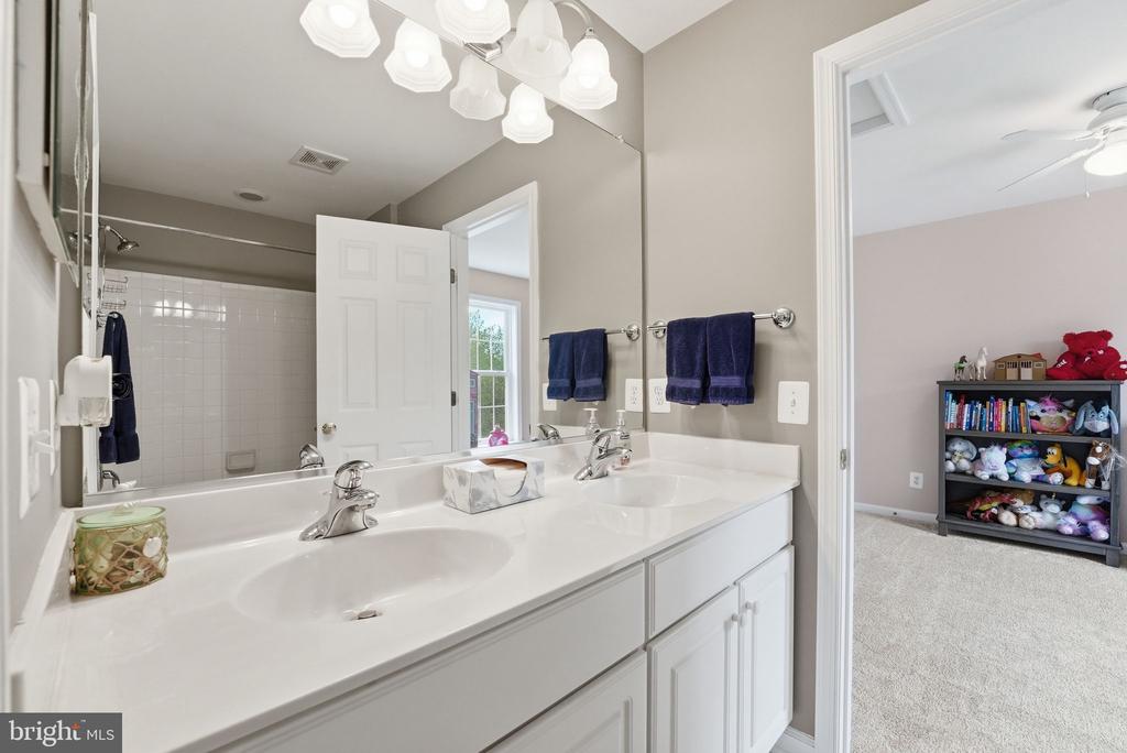 6394 CEDAR BROOK LN, WARRENTON, Virginia 20187, 5 Bedrooms Bedrooms, ,4 BathroomsBathrooms,Residential,6394 CEDAR BROOK LN,VAFQ2021706 MLS # VAFQ2021706