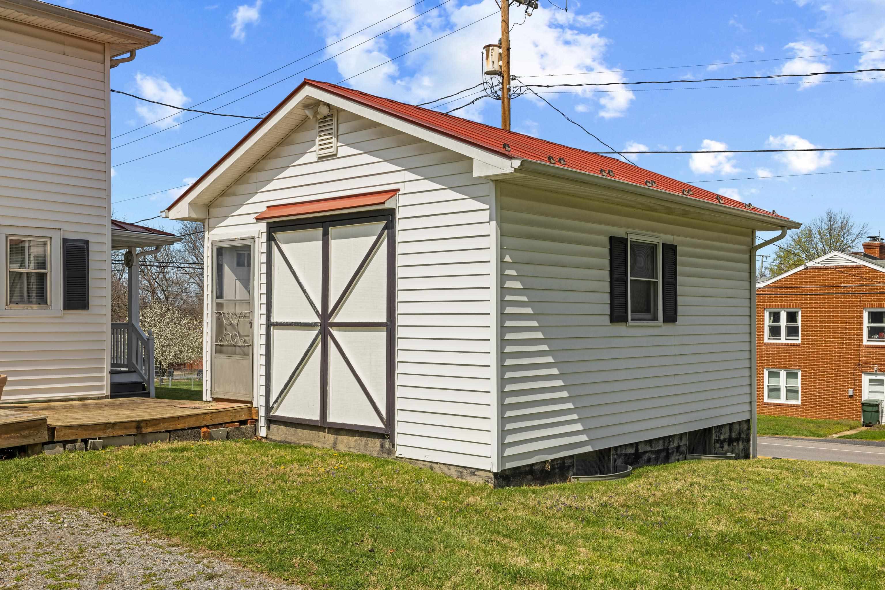 688 FLORENCE AVE, WAYNESBORO, Virginia 22980, 5 Bedrooms Bedrooms, ,2 BathroomsBathrooms,Residential,688 FLORENCE AVE,675323 MLS # 675323