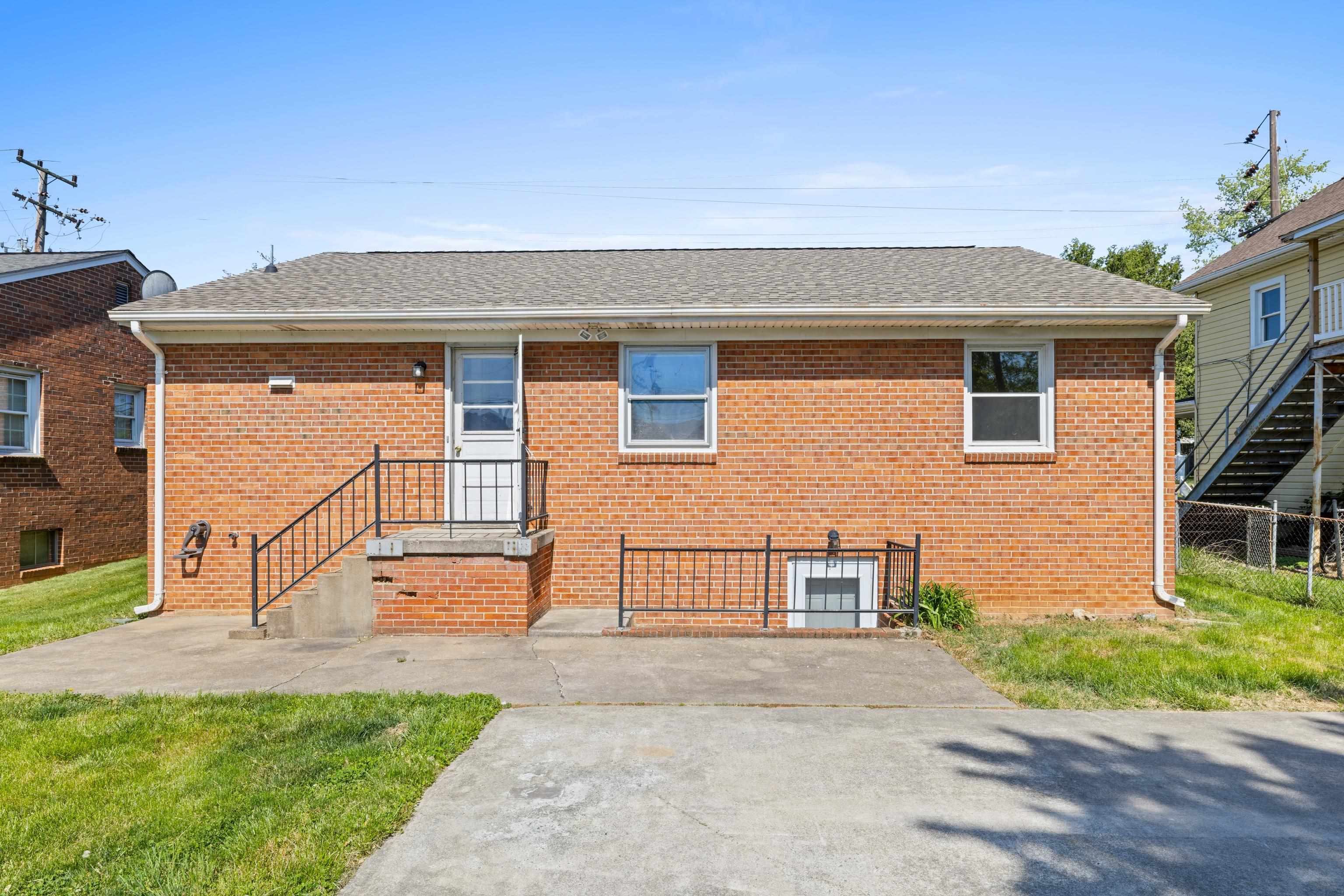 740 SHERWOOD AVE, WAYNESBORO, Virginia 22980, 6 Bedrooms Bedrooms, ,2 BathroomsBathrooms,Residential,740 SHERWOOD AVE,676366 MLS # 676366