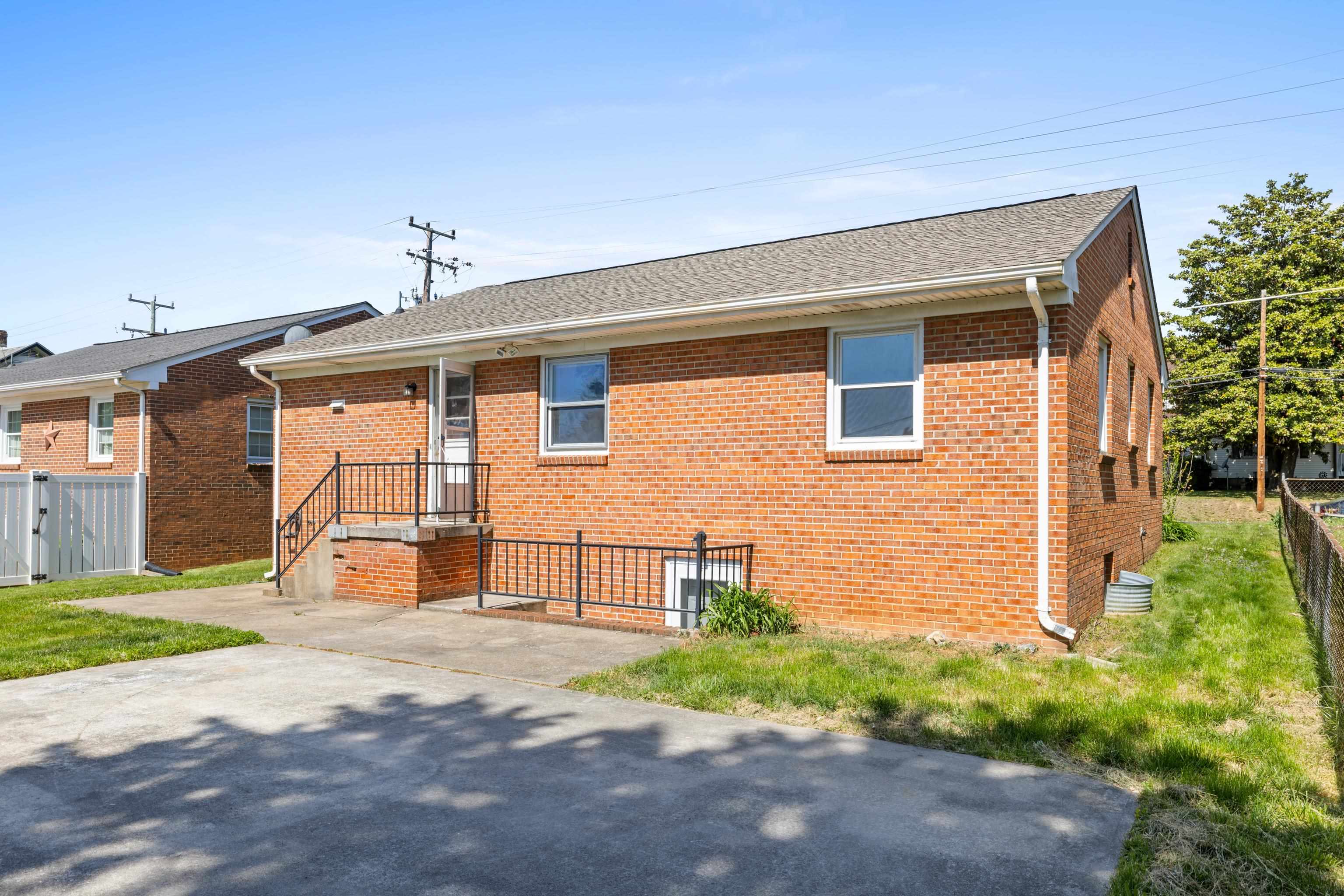 740 SHERWOOD AVE, WAYNESBORO, Virginia 22980, 6 Bedrooms Bedrooms, ,2 BathroomsBathrooms,Residential,740 SHERWOOD AVE,676366 MLS # 676366