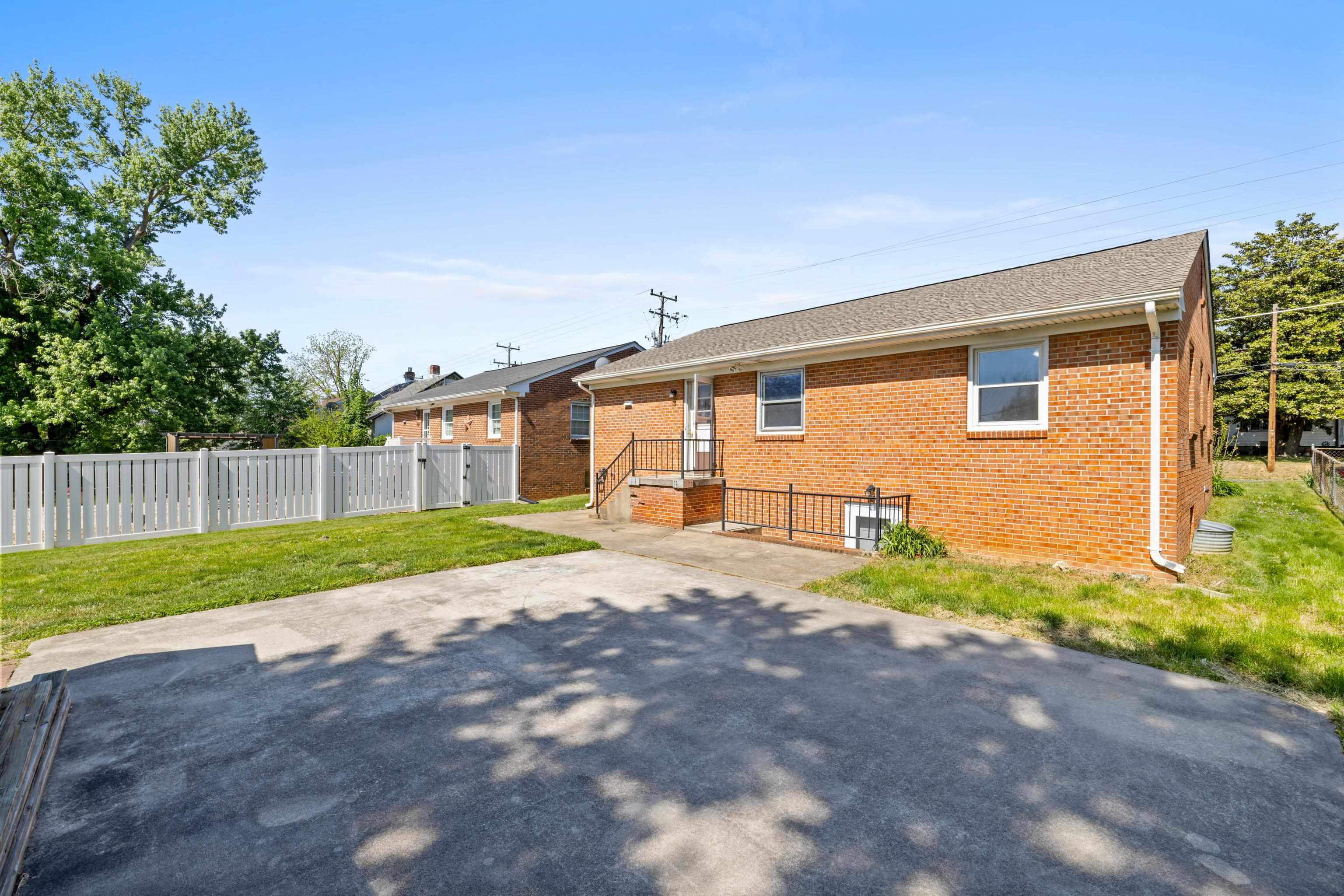 740 SHERWOOD AVE, WAYNESBORO, Virginia 22980, 6 Bedrooms Bedrooms, ,2 BathroomsBathrooms,Residential,740 SHERWOOD AVE,676366 MLS # 676366