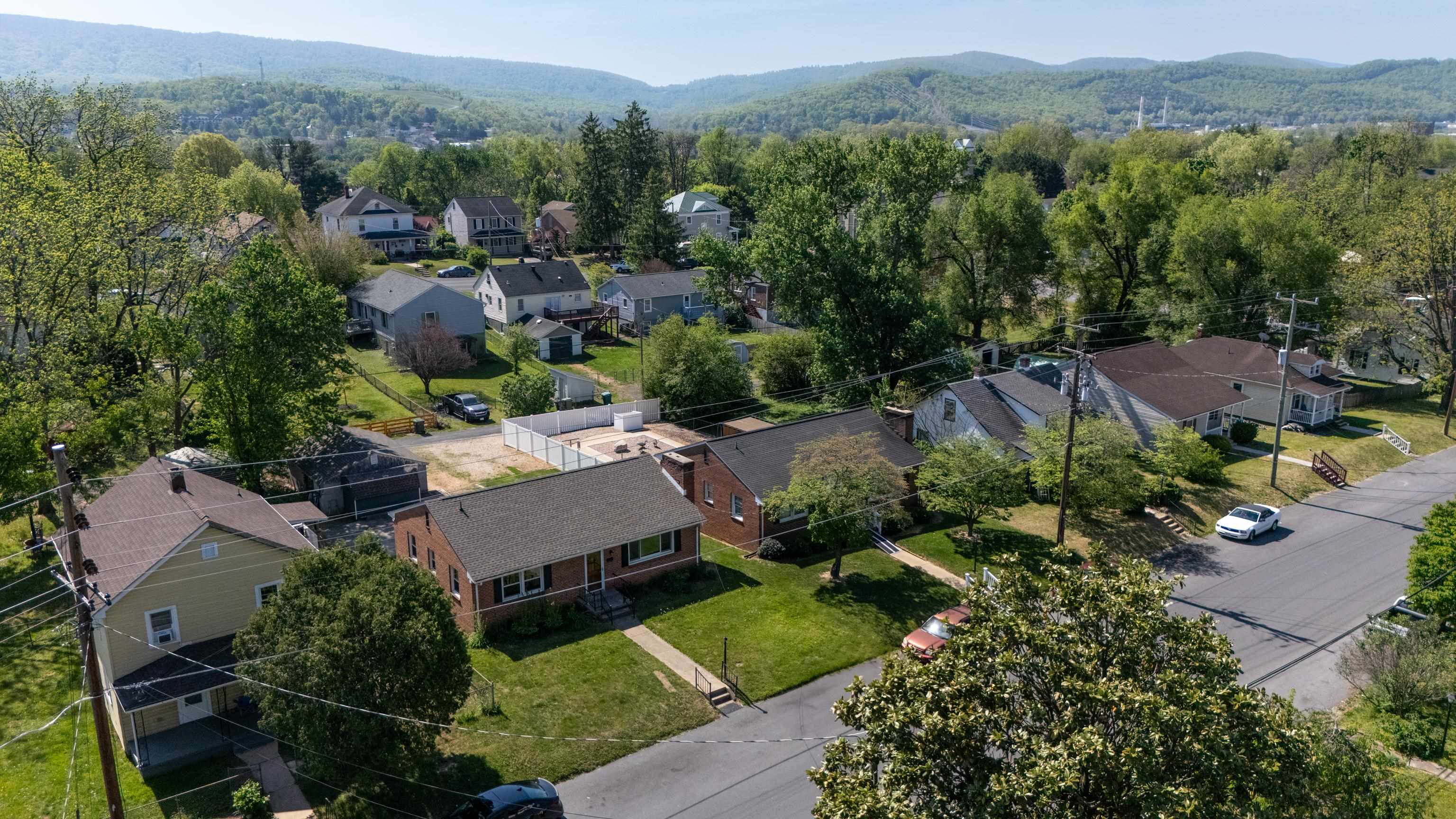 740 SHERWOOD AVE, WAYNESBORO, Virginia 22980, 6 Bedrooms Bedrooms, ,2 BathroomsBathrooms,Residential,740 SHERWOOD AVE,676366 MLS # 676366