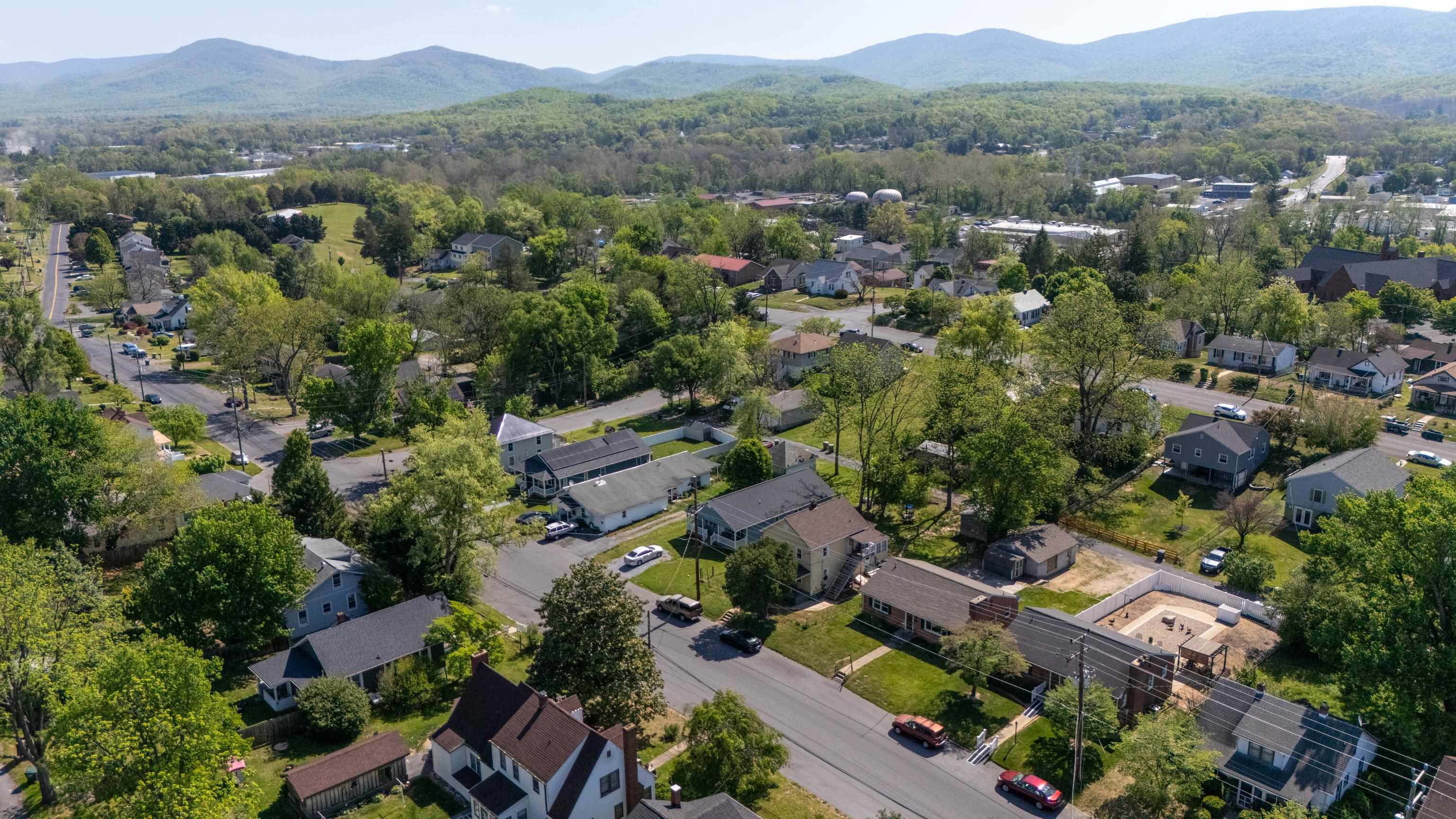 740 SHERWOOD AVE, WAYNESBORO, Virginia 22980, 6 Bedrooms Bedrooms, ,2 BathroomsBathrooms,Residential,740 SHERWOOD AVE,676366 MLS # 676366