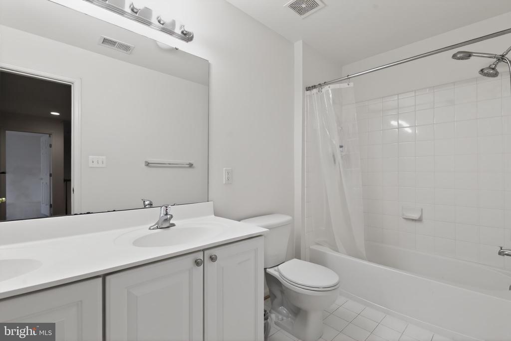 6715 HOLLY FARM LN, WARRENTON, Virginia 20187, 3 Bedrooms Bedrooms, ,3 BathroomsBathrooms,Residential,SUFFIELD MEADOWS CONDOMINIUM,6715 HOLLY FARM LN,VAFQ2021538 MLS # VAFQ2021538