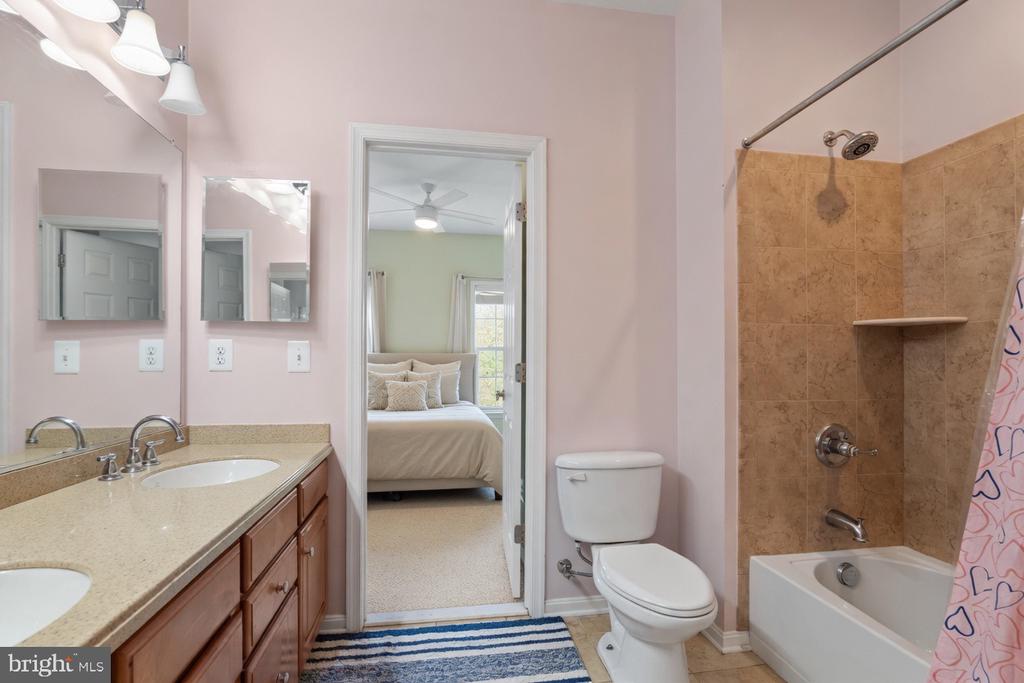 5570 CATTAIL CT, WARRENTON, Virginia 20187, 4 Bedrooms Bedrooms, ,3 BathroomsBathrooms,Residential,5570 CATTAIL CT,VAFQ2021726 MLS # VAFQ2021726