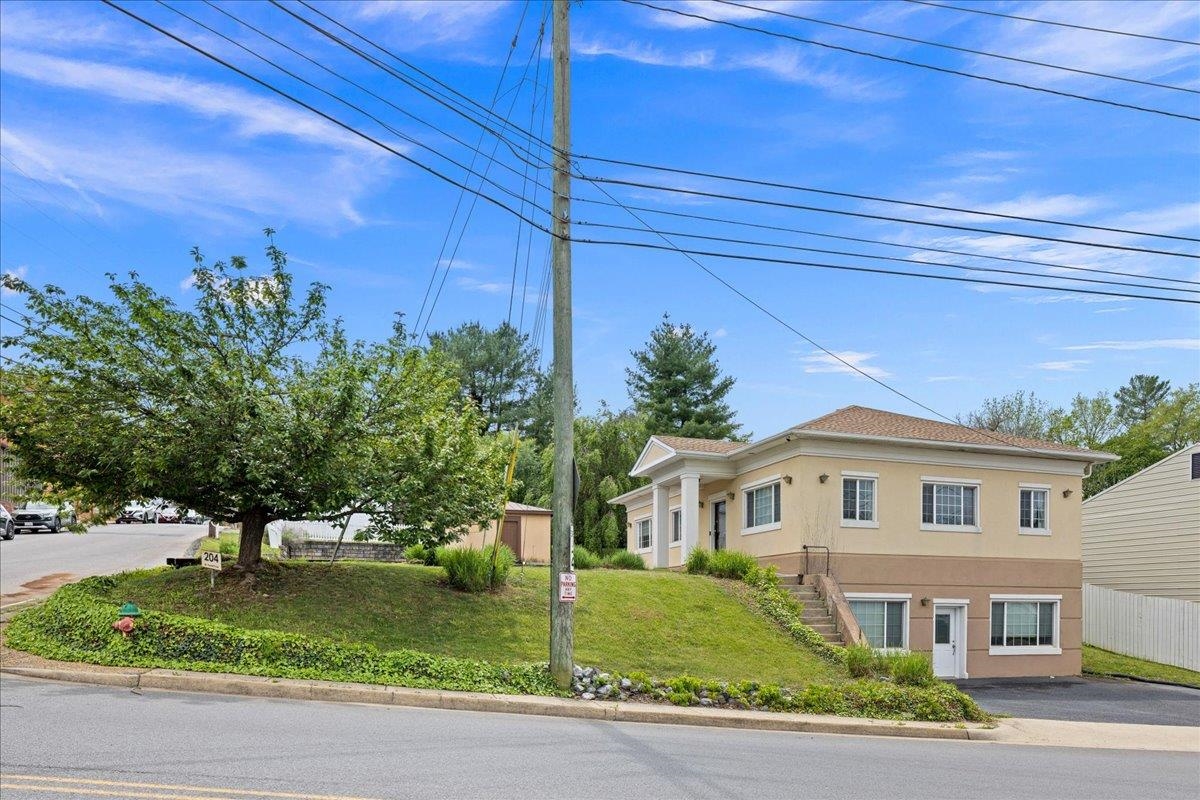 204 W HAMPTON ST, STAUNTON, Virginia 24401, ,Commercial,204 W HAMPTON ST,676517 MLS # 676517