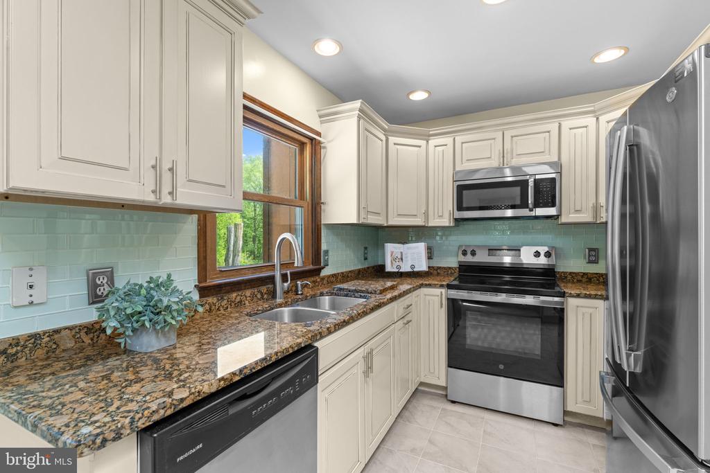 14945 LEE HIGHWAY, AMISSVILLE, Virginia 20106, 4 Bedrooms Bedrooms, ,2 BathroomsBathrooms,Residential,14945 LEE HIGHWAY,VARP2002594 MLS # VARP2002594